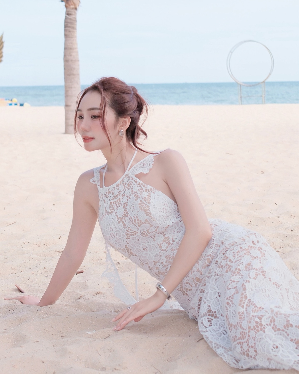 Đặc biệt, phần tà váy mềm mại bay nhẹ trong gió biển càng làm tăng chất thơ và sự nữ tính trong tổng thể trang phục.