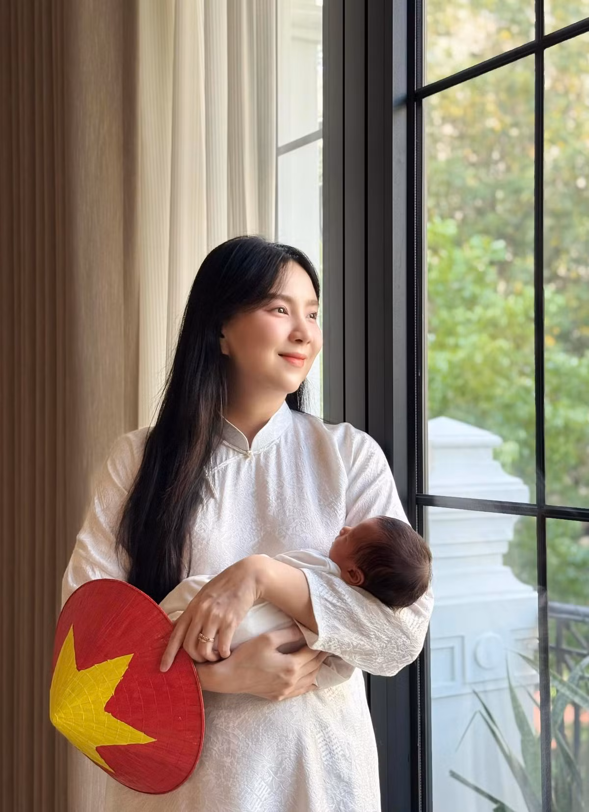 Suốt thời gian mang thai, cô cũng đăng tải những hình ảnh về quá trình chuẩn bị đón em bé chào đời, tự tay mua sắm, chuẩn bị căn phòng cho quý tử đầu lòng,...