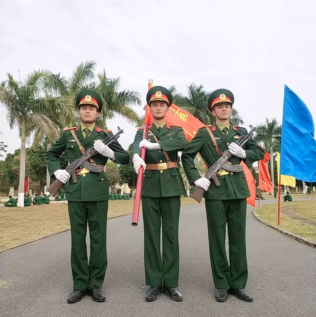 Sáng 10/5, đoàn quân nhân Việt Nam, trong đó có Trung tá Phạm Khắc Giang, đã trở về Hà Nội trên chuyến bay VN62 từ Moscow. Sự kiện này không chỉ là niềm tự hào của cá nhân Trung tá Giang mà còn là biểu tượng cho mối quan hệ hữu nghị truyền thống và đối tác chiến lược toàn diện giữa Việt Nam và Liên bang Nga.