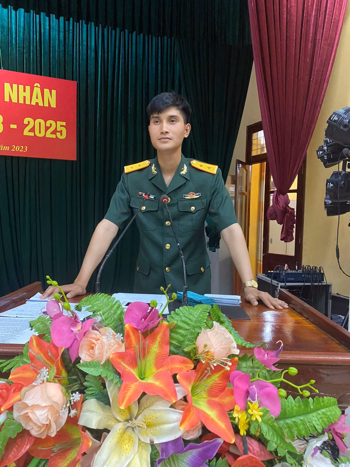 Trung tá Phạm Khắc Giang sinh năm 2000, quê tại Thuận Thành, Bắc Ninh, hiện công tác tại Trường Sĩ quan Lục quân 1.