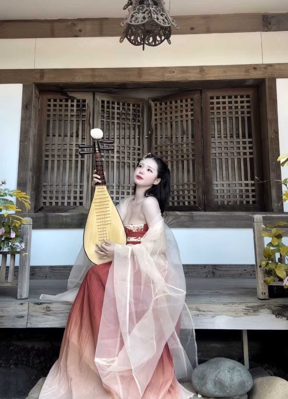 Ngay sau khi đăng tải, loạt ảnh nhanh chóng lan truyền trên các nền tảng mạng xã hội. Phía dưới bài đăng, nhiều người đã để lại các bình luận khác nhau: "Yêu quái như này thì tôi cũng xin bị bắt", "có yêu quái nào lại xinh như thế này à", "Thầy trò Đường Tăng chắc chắn không qua nổi kiếp nạn này…"