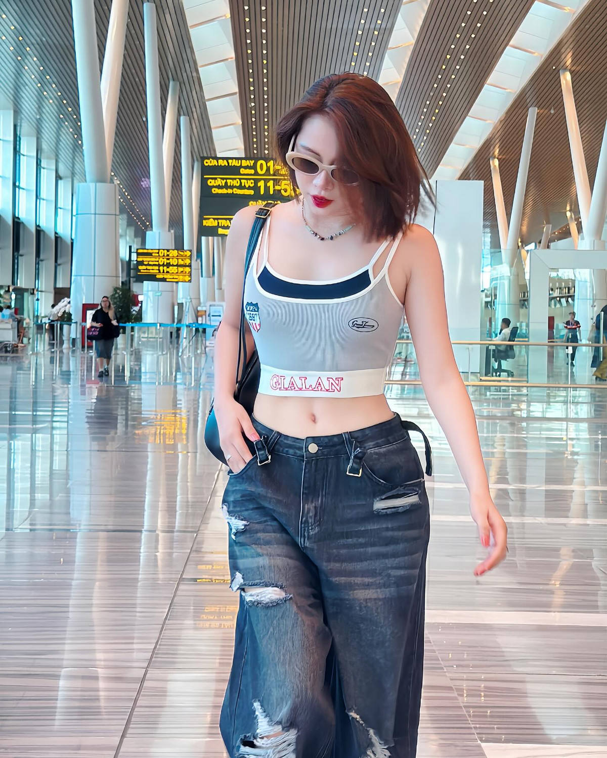 Trong đời sống thường ngày, Việt Phương Thoa được yêu mến bởi hình ảnh tích cực, gần gũi, cùng lối sống lành mạnh, chăm chỉ.