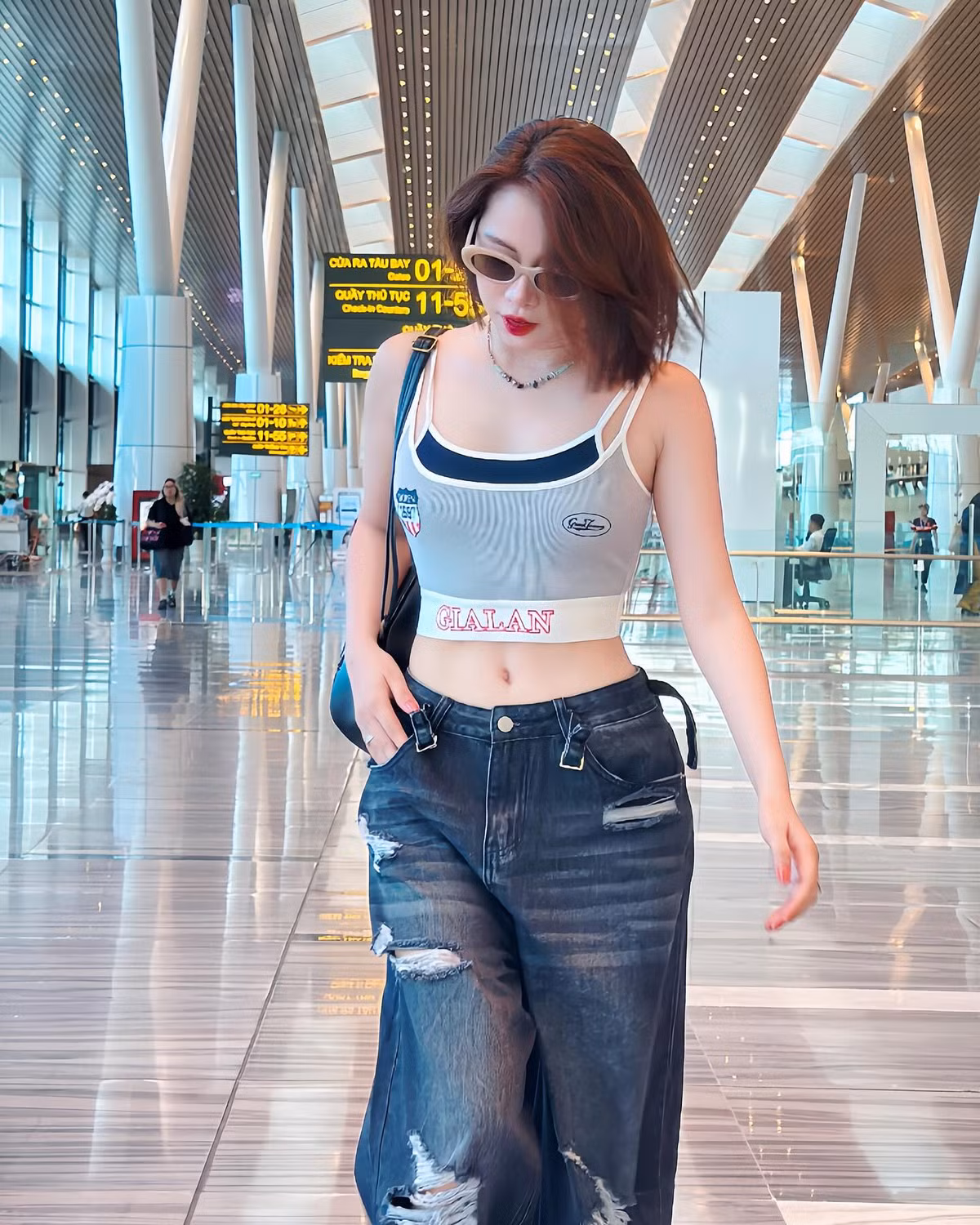 Trong đời sống thường ngày, Việt Phương Thoa được yêu mến bởi hình ảnh tích cực, gần gũi, cùng lối sống lành mạnh, chăm chỉ.