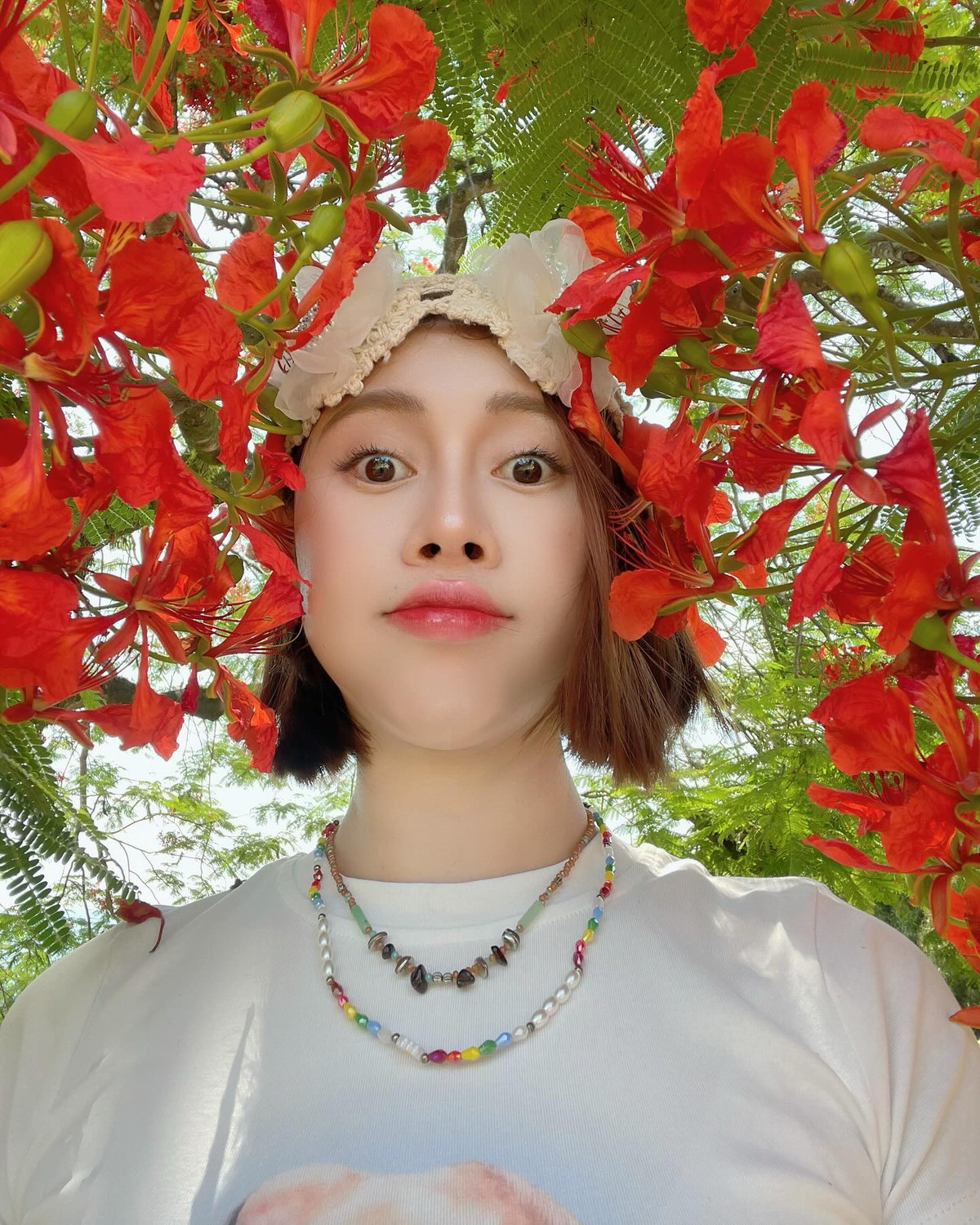 Trong set đồ trắng tinh khôi gồm áo thun ôm sát in hình đáng yêu và chân váy xếp nhẹ nhàng, Việt Phương Thoa khoe trọn vóc dáng thon gọn, gợi cảm mà không phản cảm.