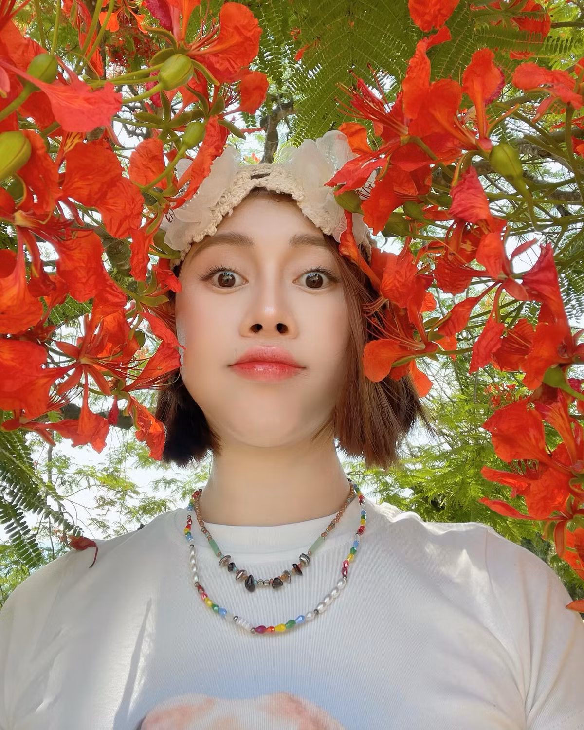 Trong set đồ trắng tinh khôi gồm áo thun ôm sát in hình đáng yêu và chân váy xếp nhẹ nhàng, Việt Phương Thoa khoe trọn vóc dáng thon gọn, gợi cảm mà không phản cảm.