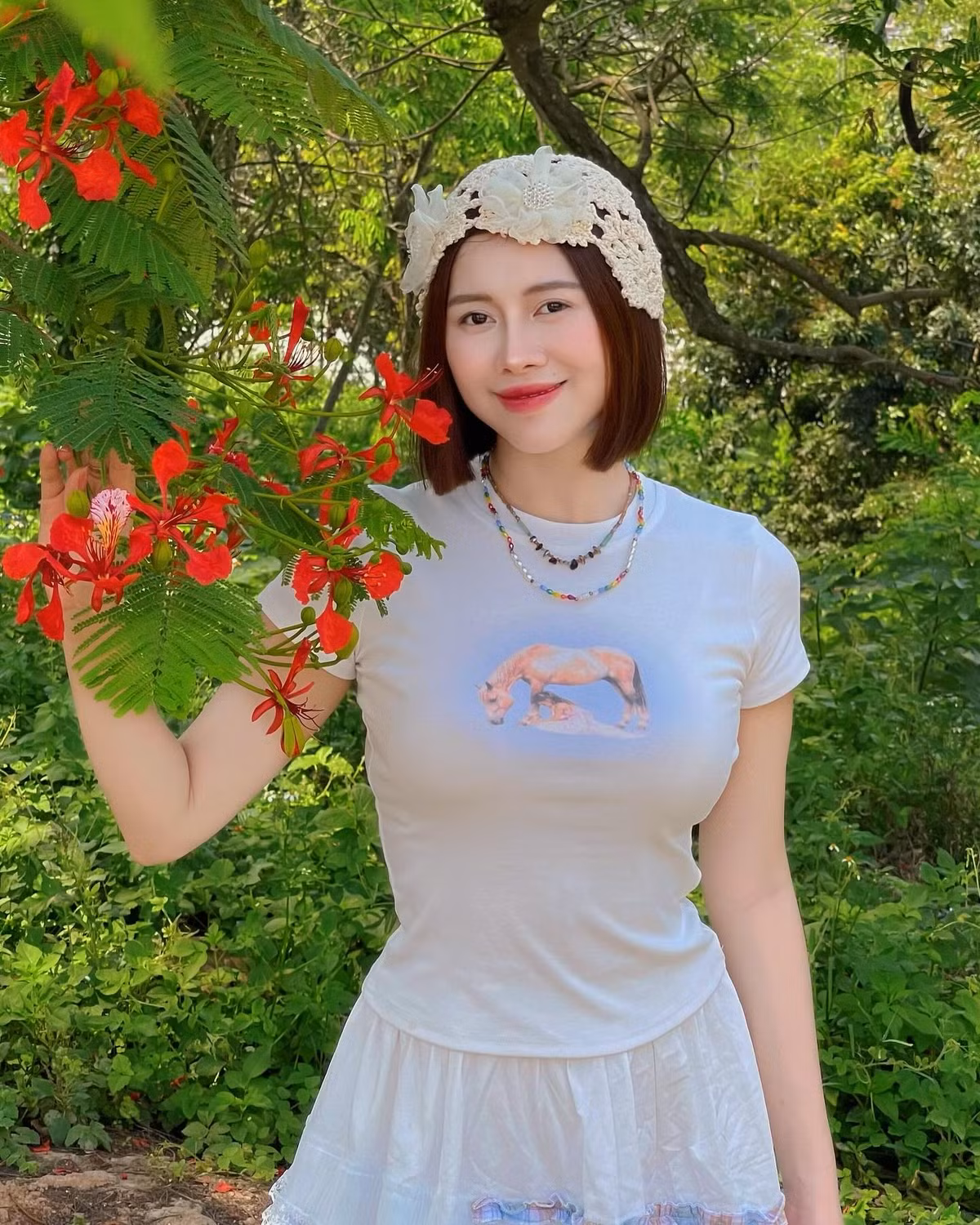 Không chỉ gây ấn tượng bởi vẻ ngoài ngọt ngào, cô nàng còn khéo léo kết hợp thời trang trẻ trung cùng không gian đậm chất ký ức, tạo nên loạt khoảnh khắc vừa trong trẻo, vừa đầy cảm xúc.