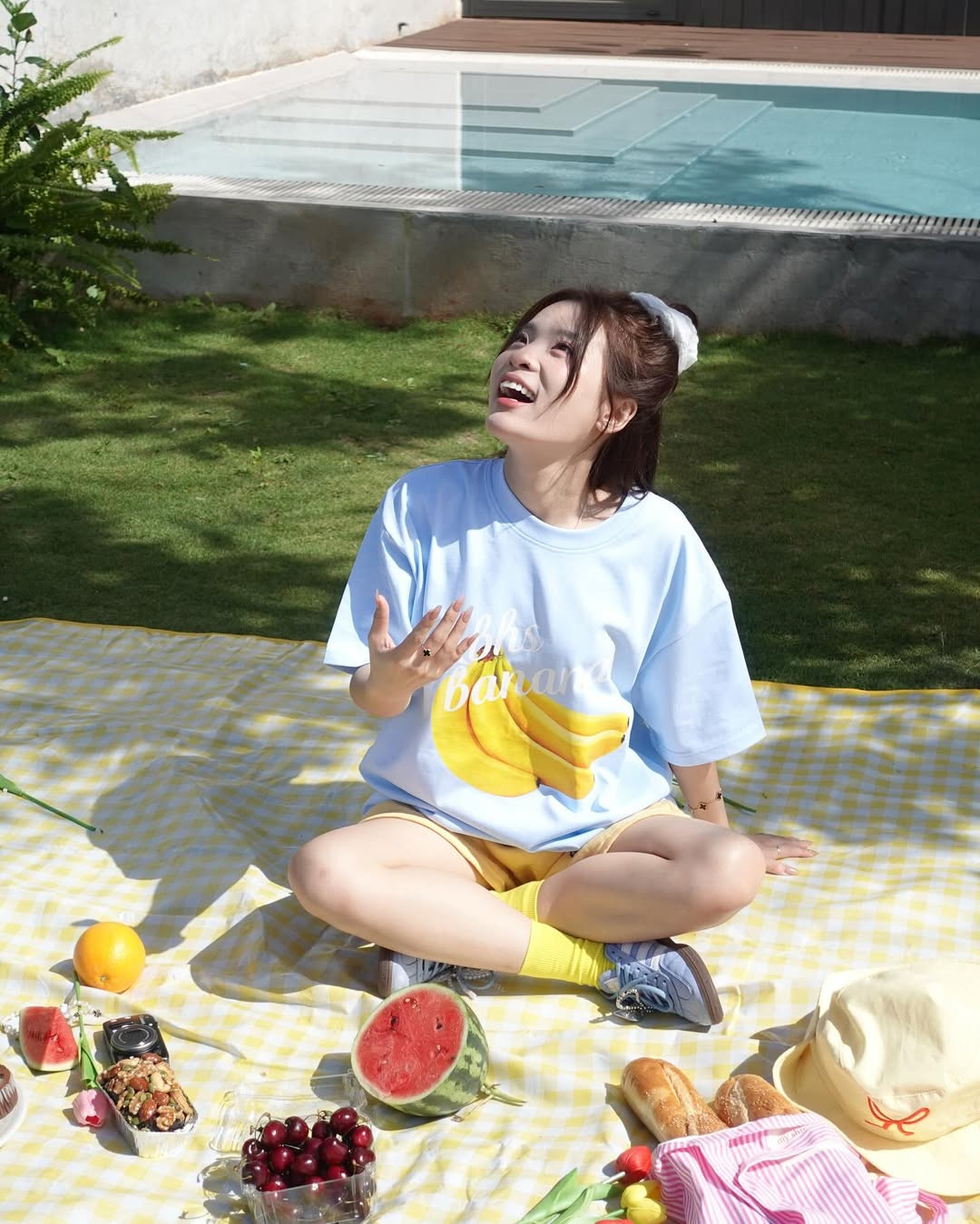 Từ phong cách thời trang cho đến biểu cảm trước ống kính, cô đều cho thấy một phiên bản “lột xác” rõ rệt, không còn nhuốm màu tổn thương hay ủy mị.