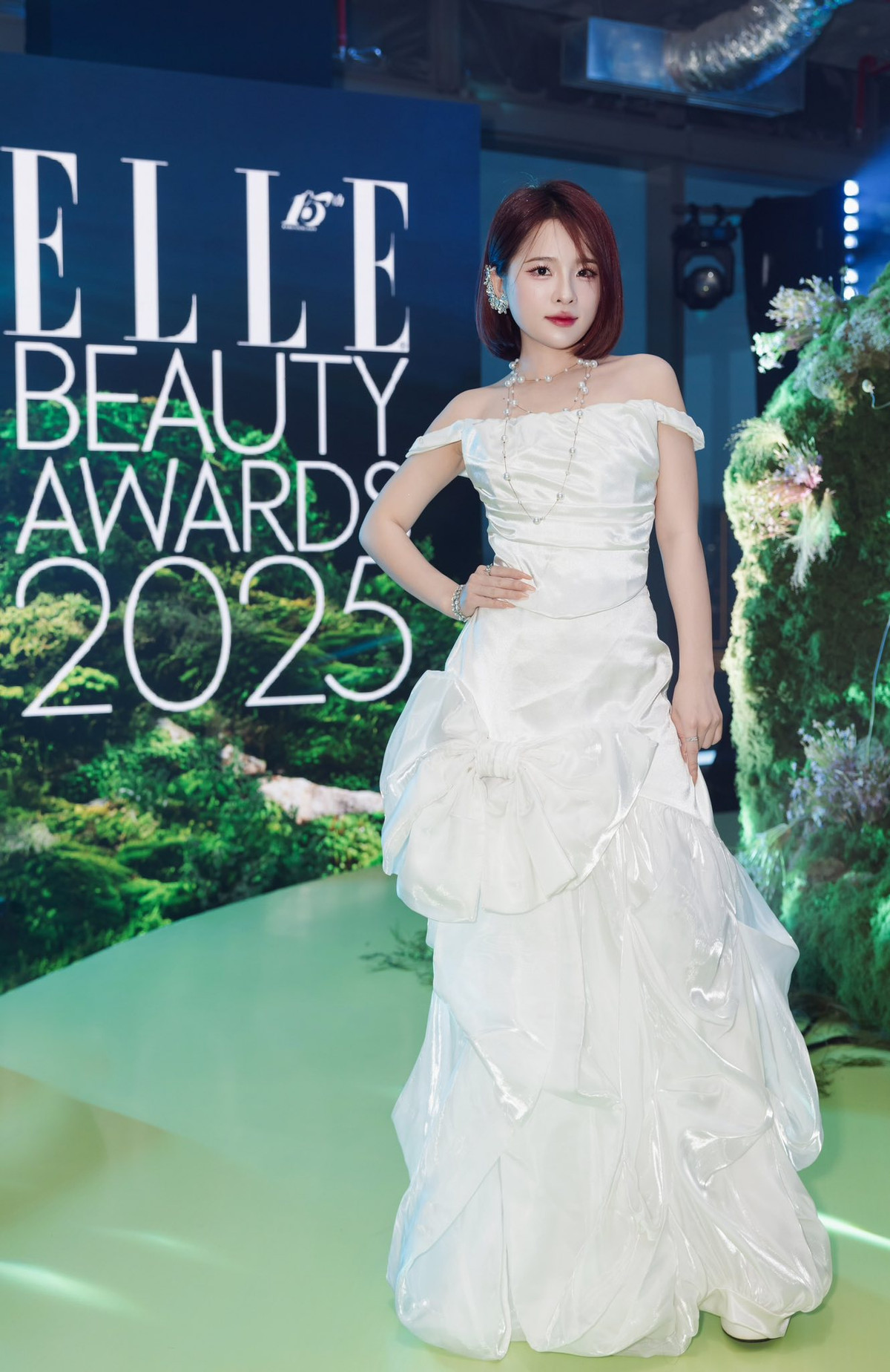 Cô xuất hiện với mái tóc ngắn ấn tượng, diện trên mình chiếc váy dạ hội lộng lẫy.