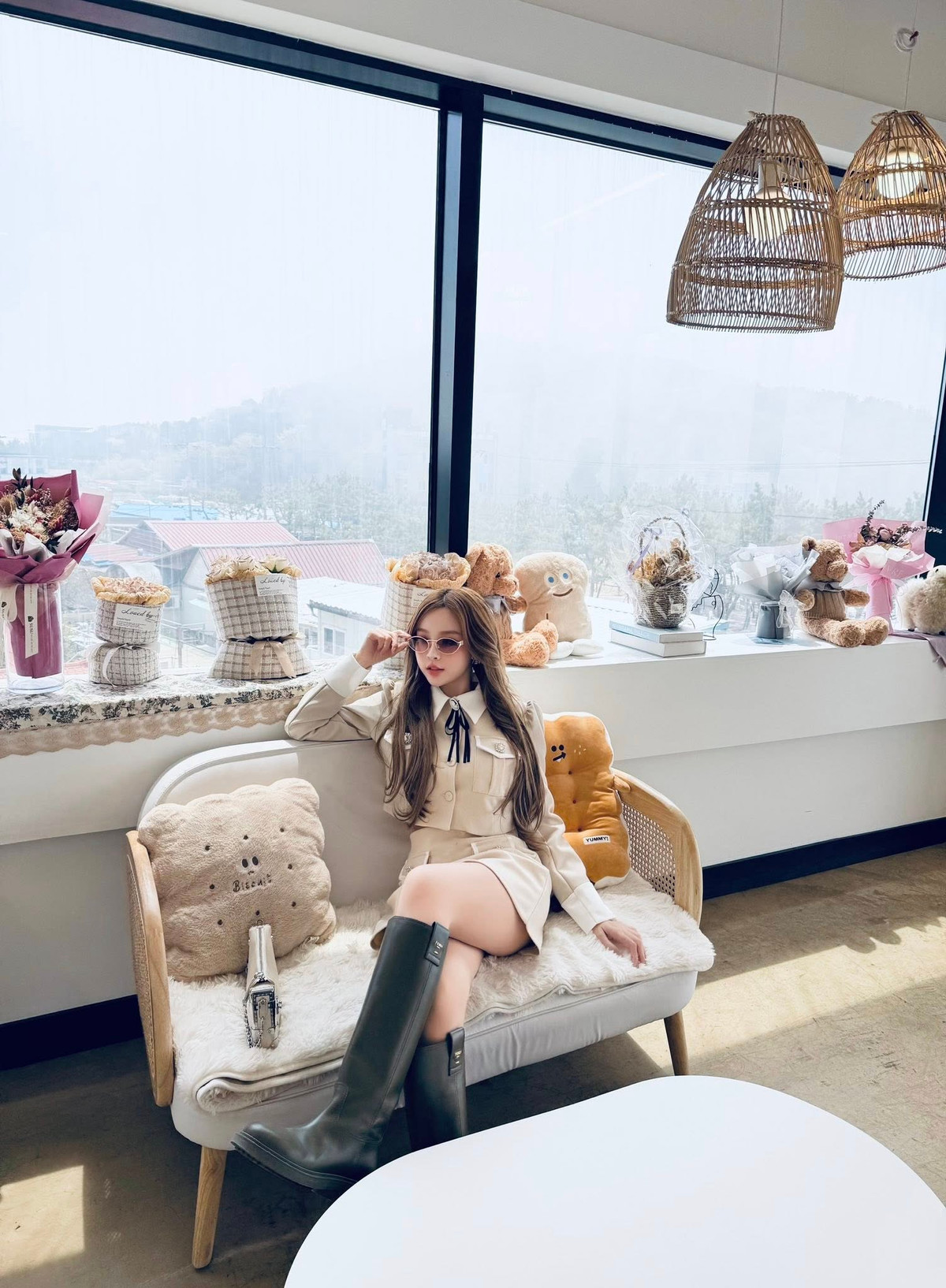 Phong cách thời trang của Huyền Baby mang đậm dấu ấn "luxury lady" – quý cô sành điệu với sự đầu tư chỉn chu từ đầu đến chân. Cô ưa chuộng các thiết kế ôm sát cơ thể, khoe trọn đường cong gợi cảm nhưng vẫn giữ được sự tinh tế.
