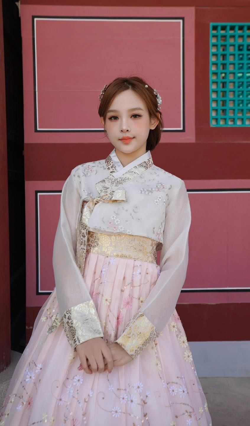 Huyền Baby, tên thật là Đặng Ngọc Huyền, là một trong những hot girl đời đầu nổi bật nhất của thế hệ 9X. Cô được biết đến rộng rãi sau khi tham gia chương trình “Ngôi nhà hot VTeen” nhờ sở hữu vẻ ngoài ngọt ngào, làn da trắng sáng cùng phong cách tiểu thư đài các.