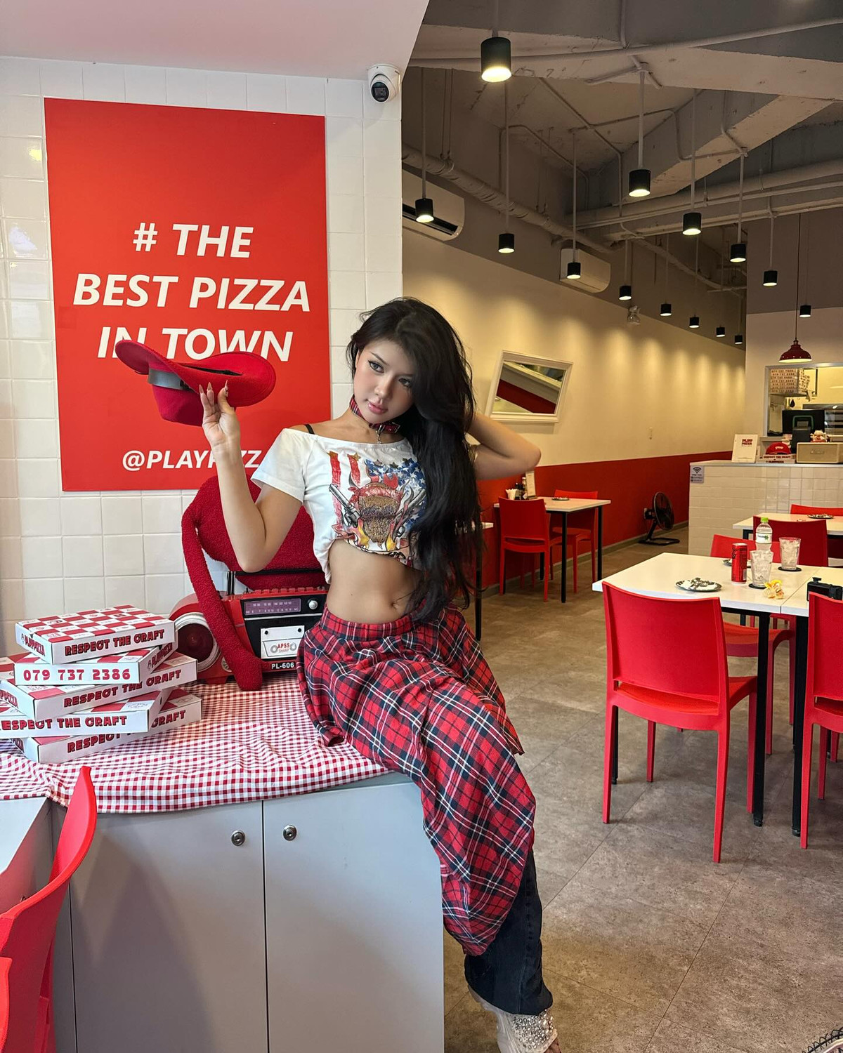 Phong cách “Americana sexy” mà Xuân Ca lựa chọn lần này không chỉ thể hiện gu thời trang biến hóa đa dạng, mà còn khẳng định cá tính độc đáo của cô giữa dàn hot TikToker hiện nay. Từng pose dáng, từ ánh nhìn ngọt ngào nghịch ngợm bên chiếc pizza nóng hổi, đến thần thái tự tin dựa hờ vào quầy bánh, đều khiến người xem không thể rời mắt.