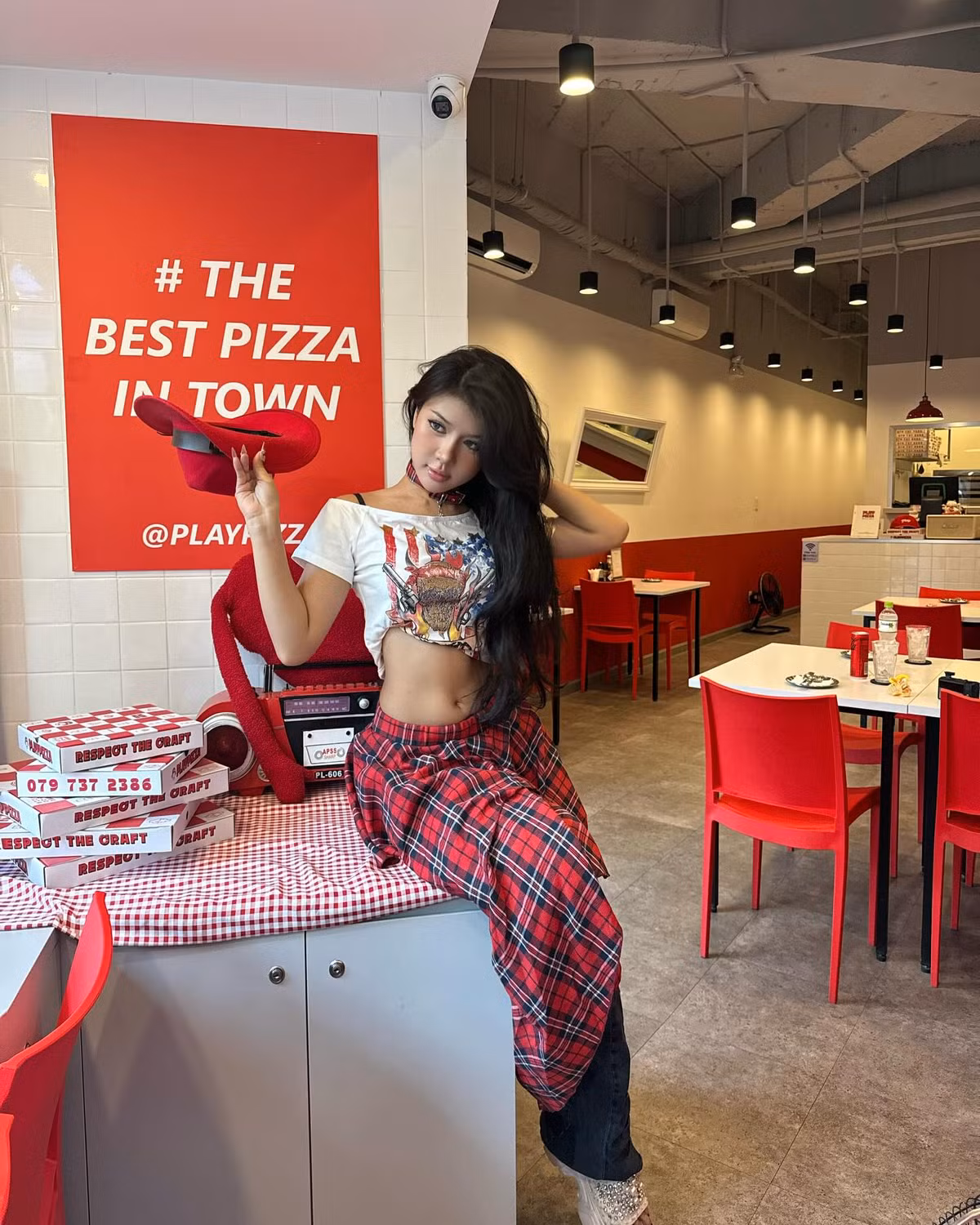 Phong cách “Americana sexy” mà Xuân Ca lựa chọn lần này không chỉ thể hiện gu thời trang biến hóa đa dạng, mà còn khẳng định cá tính độc đáo của cô giữa dàn hot TikToker hiện nay. Từng pose dáng, từ ánh nhìn ngọt ngào nghịch ngợm bên chiếc pizza nóng hổi, đến thần thái tự tin dựa hờ vào quầy bánh, đều khiến người xem không thể rời mắt.