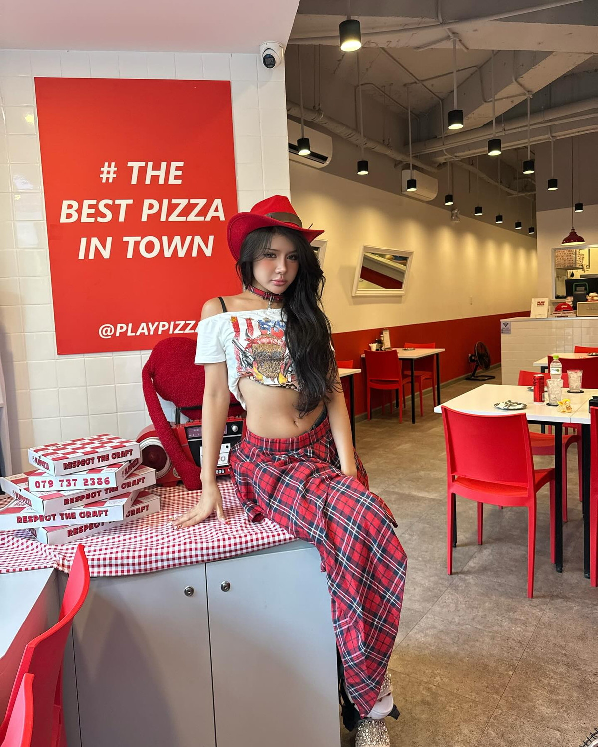 Lối trang điểm sắc sảo với đôi mắt eyeliner đậm, lens sáng và môi hồng cam căng mọng càng khiến gương mặt Xuân Ca thêm phần hút ánh nhìn. Cô khéo léo kết hợp cùng choker plaid phong cách punk - một điểm nhấn vừa ngổ ngáo vừa gợi cảm - giúp tổng thể thêm phần hoàn chỉnh.