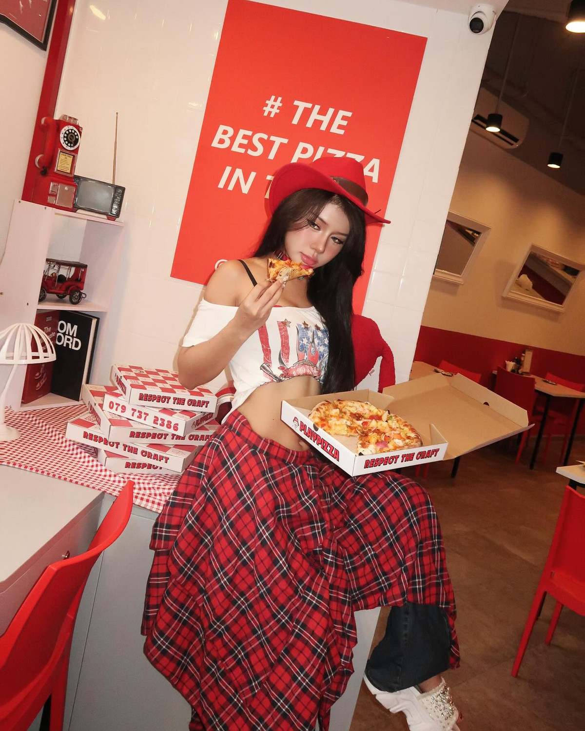 Phần vai trễ và dây áo bra lộ nhẹ mang đến nét gợi cảm đầy chủ đích, nhưng vẫn giữ được tinh thần trẻ trung, nổi loạn.