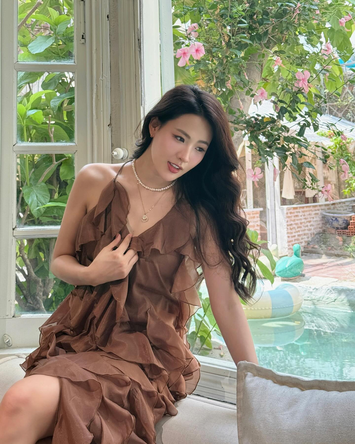 Trong những diễn viên nữ trẻ triển vọng ở thời điểm hiện tại, Minh Trang luôn gây ấn tượng với vẻ đẹp nhẹ nhàng, ngọt ngào chuẩn "nàng thơ". Trong bộ ảnh mới, cô nàng diện thiết kế váy nâu ruffle nhẹ nhàng, khoe trọn vẻ nữ tính và thanh lịch bên khung cửa sổ ngập hoa, tạo nên một khung cảnh nên thơ như trong phim điện ảnh.