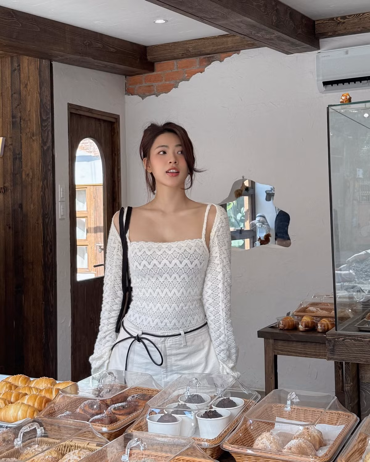 Chẳng những sở hữu nhan sắc xinh đẹp, gương mặt thanh tú, đậm nét Á Đông, Minh Trang còn có chiều cao nổi bật 1m70.