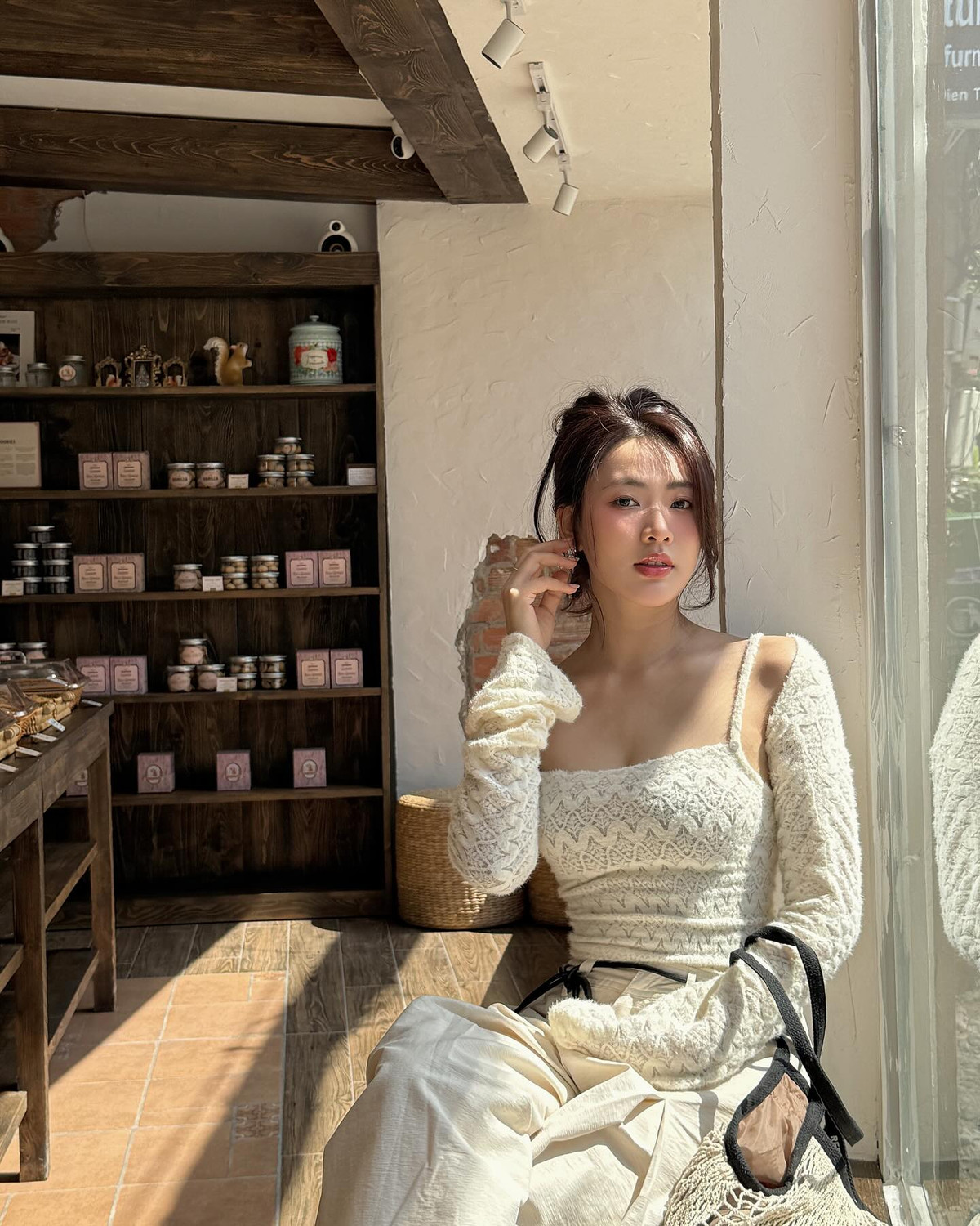 Cô nàng từng được mệnh danh là "thần tiên tỷ tỷ" của Đại học Sân khấu - Điện ảnh Hà Nội nhờ clip quay lén khi đi làm móng được dân tình lan truyền trên mạng xã hội.