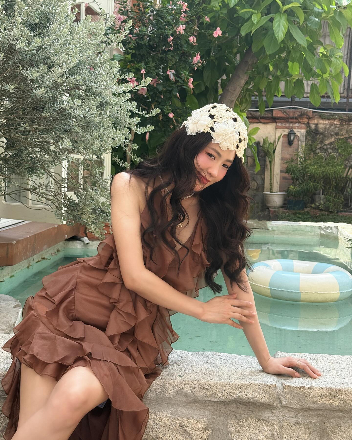 Không chỉ ở trang phục, thần thái của Minh Trang cũng là điểm nhấn không thể rời mắt. Cô toát lên vẻ đằm thắm, tự tin và cuốn hút qua từng ánh nhìn, cử chỉ.