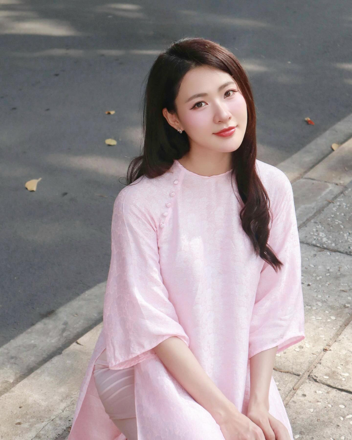 Ở ngoài đời, nữ diễn viên 9X thường chuộng gu mặc nữ tính, thanh lịch, kín đáo kết hợp lớp make-up đơn giản nhưng vãn đầy cuốn hút.