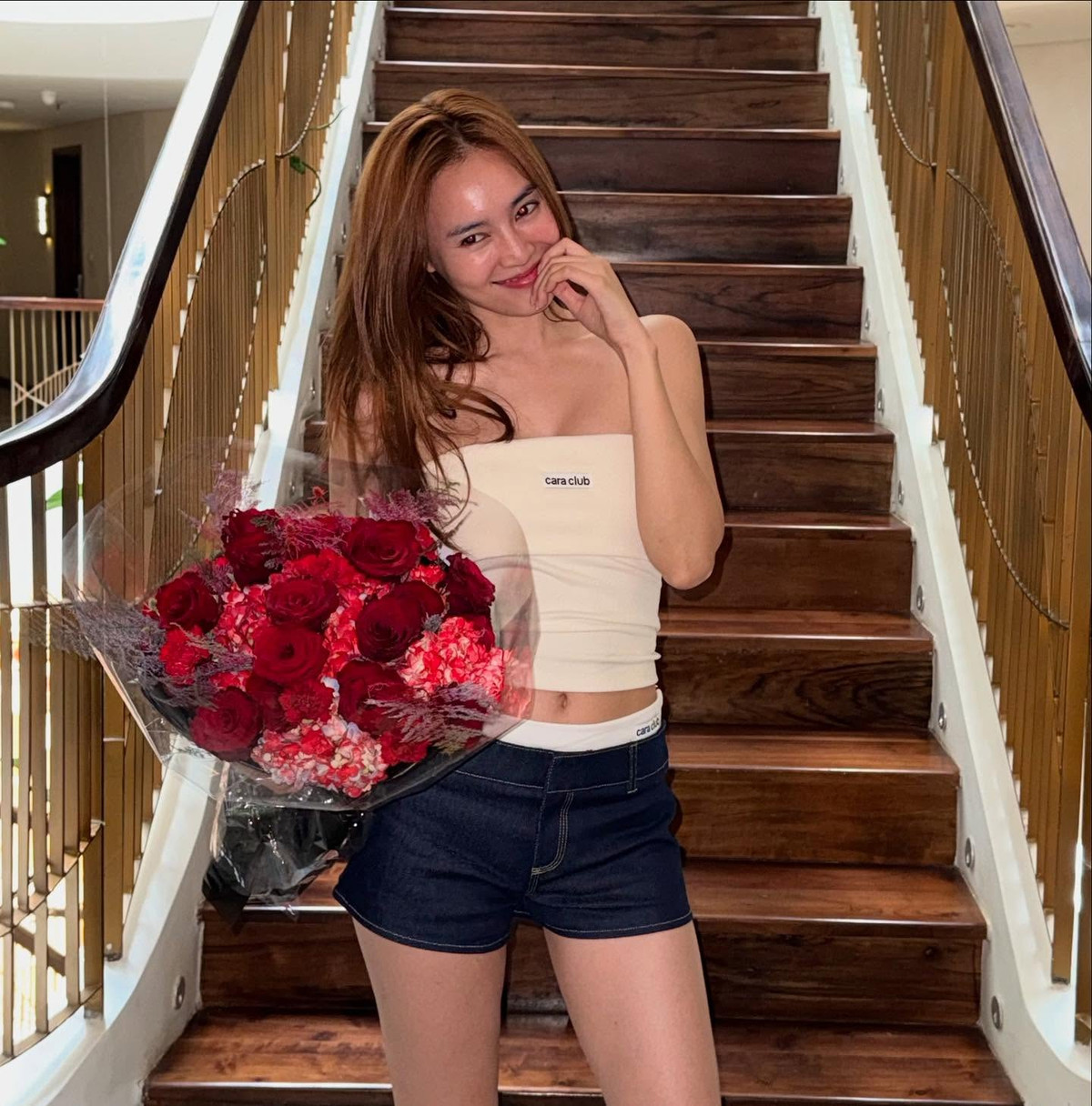 Gương mặt trang điểm nhẹ nhàng cùng thần thái tự tin giúp cô dễ dàng “cân” mọi góc chụp. Đứng trước phông nền cầu thang gỗ sang trọng, nữ diễn viên càng tỏa sáng với vẻ đẹp thanh lịch pha lẫn nét quyến rũ đầy mê hoặc.