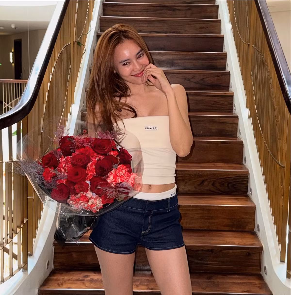 Gương mặt trang điểm nhẹ nhàng cùng thần thái tự tin giúp cô dễ dàng “cân” mọi góc chụp. Đứng trước phông nền cầu thang gỗ sang trọng, nữ diễn viên càng tỏa sáng với vẻ đẹp thanh lịch pha lẫn nét quyến rũ đầy mê hoặc.