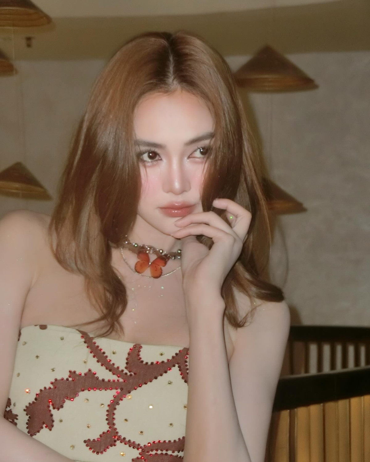 Phong cách thời trang trẻ trung, hiện đại nhưng vẫn giữ được sự tinh tế vốn có, Lan Ngọc tiếp tục chứng minh đẳng cấp nhan sắc và gu thẩm mỹ ổn định của mình. Không cần đến những thiết kế cầu kỳ hay ánh đèn sân khấu, chị đẹp vẫn ghi điểm tuyệt đối trong mắt người hâm mộ.