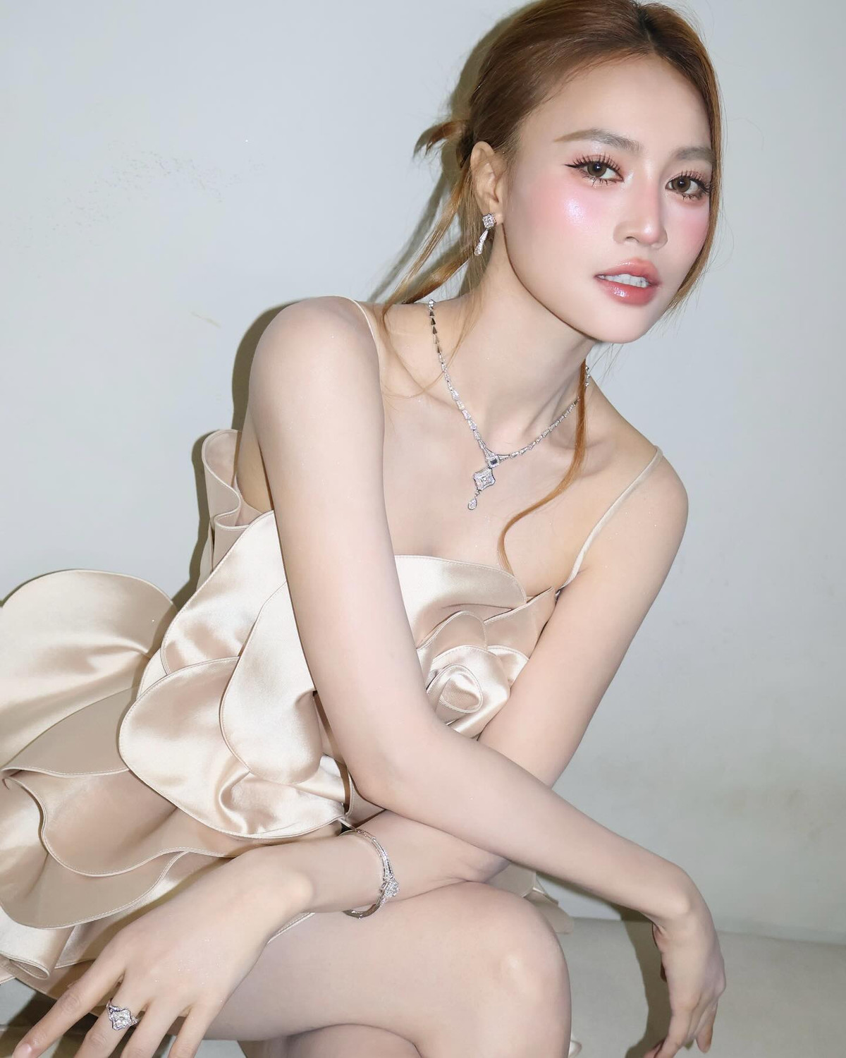 Gương mặt của Lan Ngọc mang nét thanh thoát, nhẹ nhàng, vừa đậm chất Á Đông vừa hiện đại. Đôi mắt biết cười, sống mũi cao và bờ môi gợi cảm tạo nên tổng thể hài hòa, thu hút mọi ánh nhìn ngay từ khoảnh khắc đầu tiên.