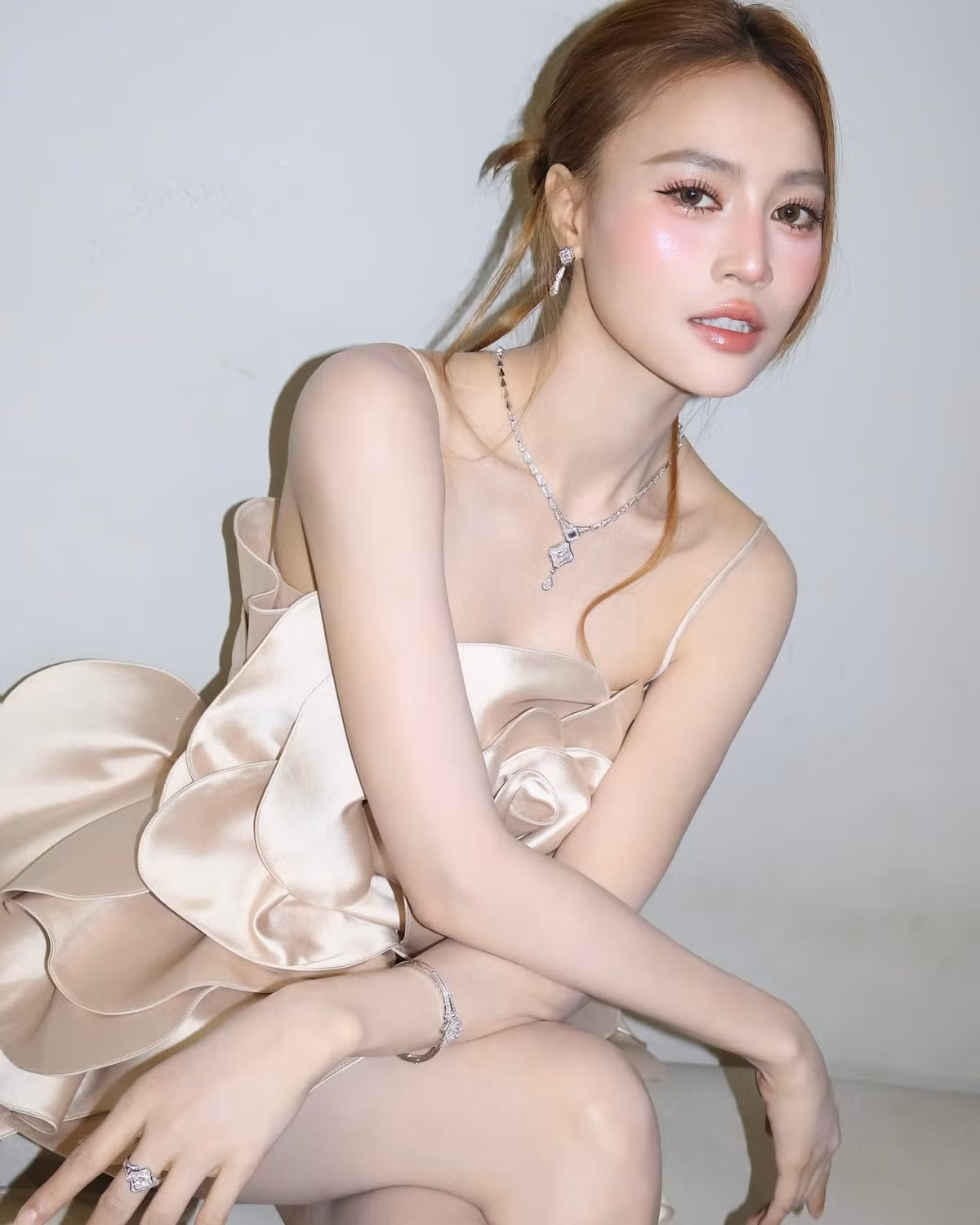 Gương mặt của Lan Ngọc mang nét thanh thoát, nhẹ nhàng, vừa đậm chất Á Đông vừa hiện đại. Đôi mắt biết cười, sống mũi cao và bờ môi gợi cảm tạo nên tổng thể hài hòa, thu hút mọi ánh nhìn ngay từ khoảnh khắc đầu tiên.