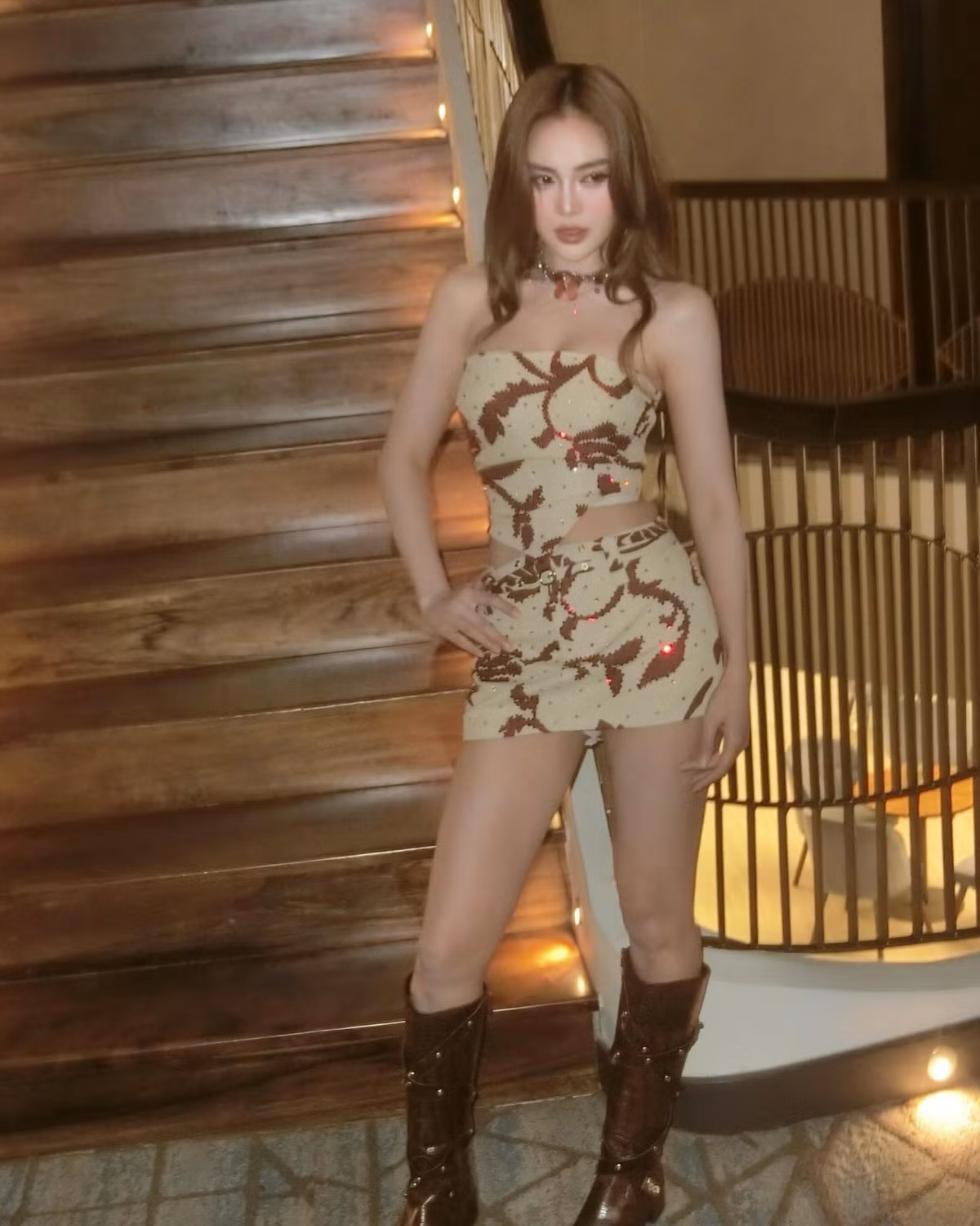 Bên cạnh đó, cô còn là gương mặt quen thuộc trên các gameshow truyền hình như Running Man Vietnam, nơi khán giả yêu mến bởi tính cách lầy lội, hài hước và cực kỳ duyên dáng.