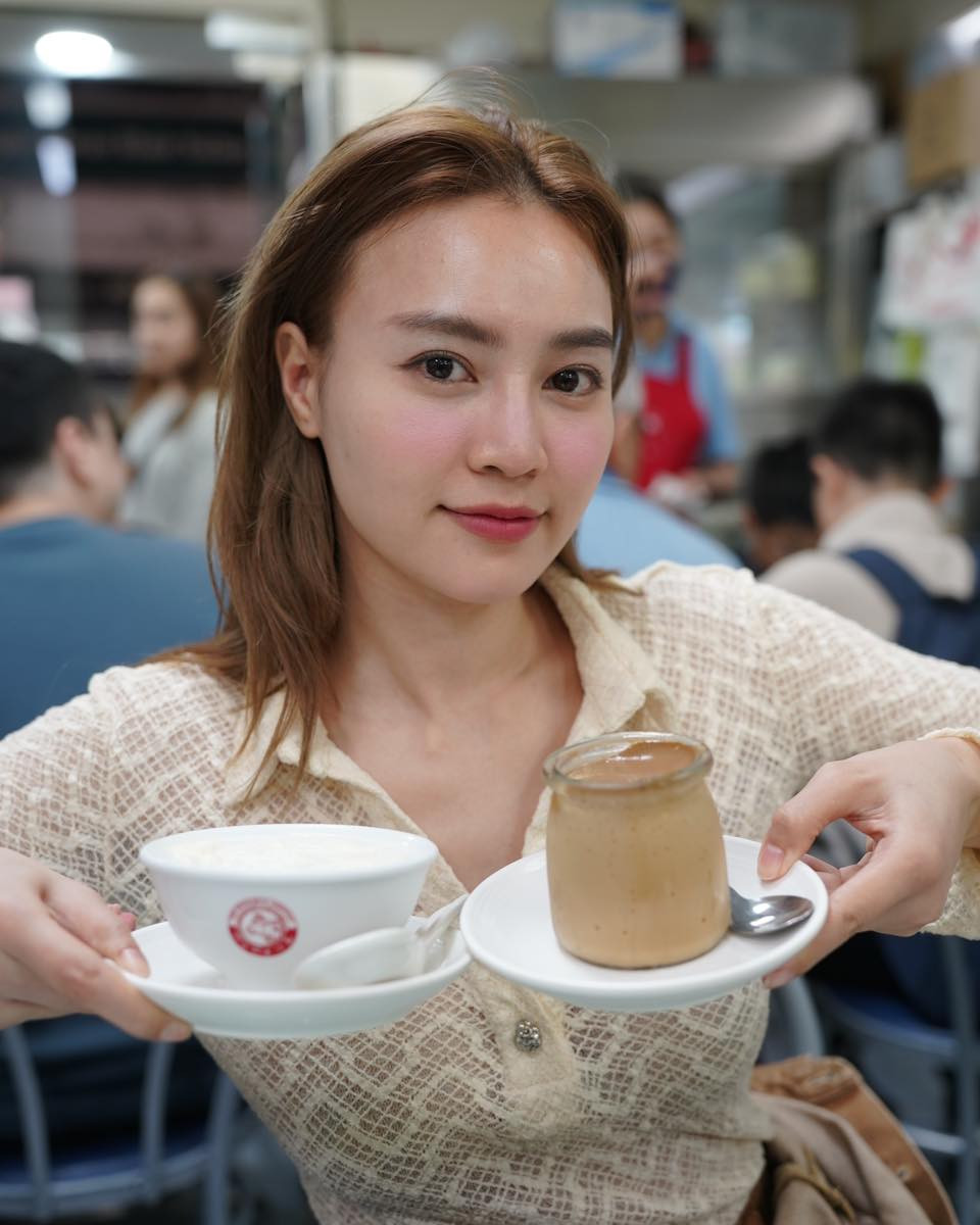 Phong cách của cô đa dạng, biến hóa linh hoạt từ nữ tính, thanh lịch đến gợi cảm, cá tính. Cô có khả năng “cân” tốt cả váy dạ hội lộng lẫy trên thảm đỏ lẫn trang phục street style đơn giản trong đời thường.