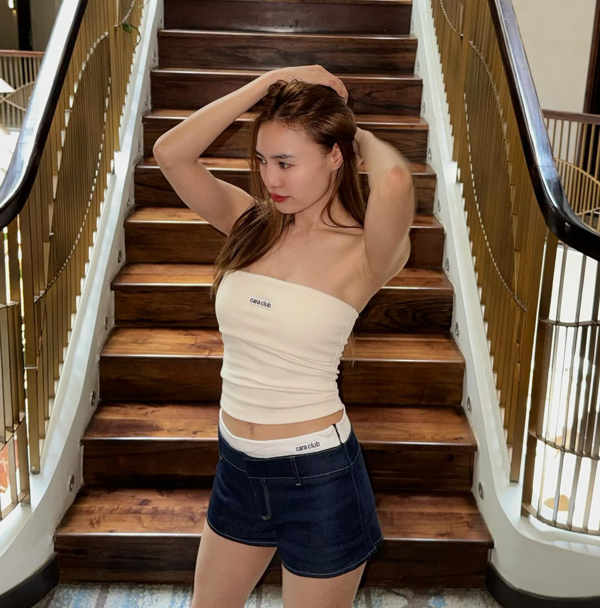 Không phải những hình ảnh lộng lẫy trên thảm đỏ, hay lên đồ sang chảnh, Ninh Dương Lan Ngọc mới đây đã đốn tim người hâm mộ với loạt ảnh đời thường giản dị mà đầy cuốn hút.