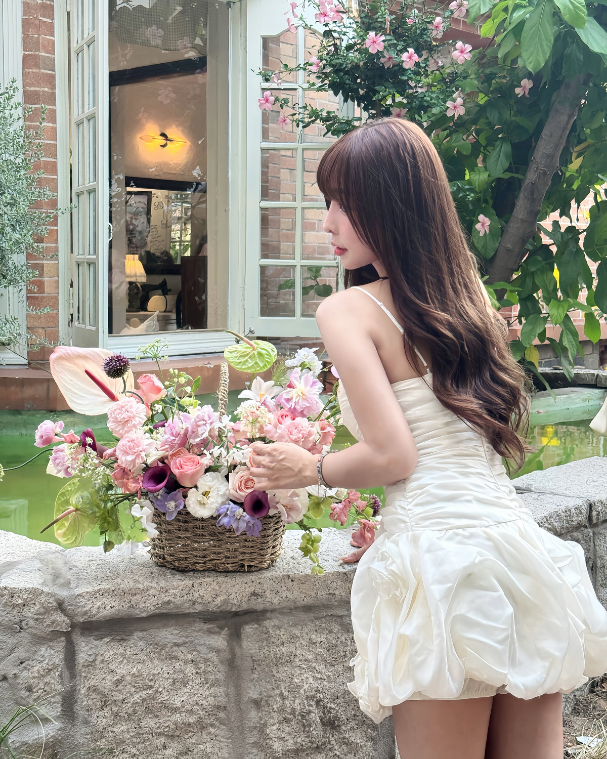 Phần thân váy được nhấn nhá bằng các nếp gấp dọc, vừa tạo hiệu ứng thị giác thon gọn vừa mang nét cổ điển nữ tính.