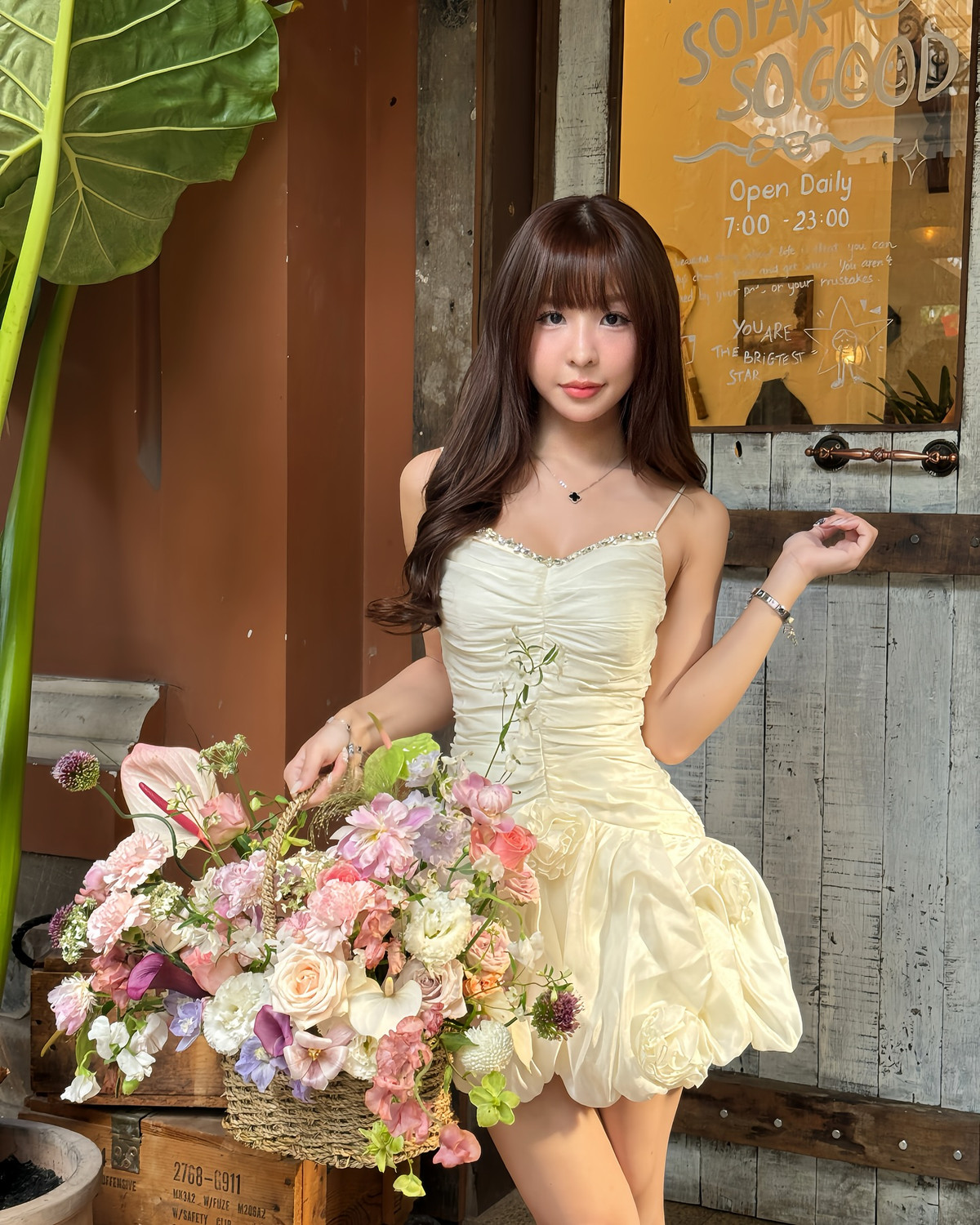 Mái tóc nâu dài xoăn nhẹ buông xõa tự nhiên, kết hợp với lối trang điểm tươi tắn, càng khiến cô nàng trở nên dịu dàng như bước ra từ một giấc mơ mùa hè.