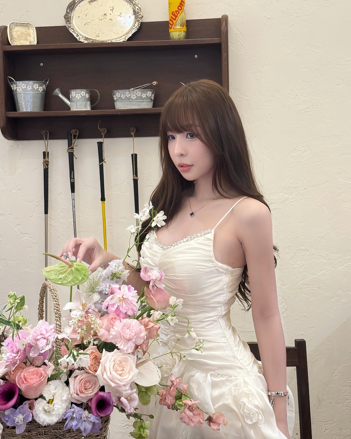 Tammy còn khéo léo kết hợp váy trắng cùng phụ kiện đơn giản mà tinh tế: vòng cổ đính đá xanh biển và vòng tay bạc nhỏ, vừa đủ để tôn vẻ thanh lịch mà không làm lu mờ sự mềm mại của bộ trang phục.