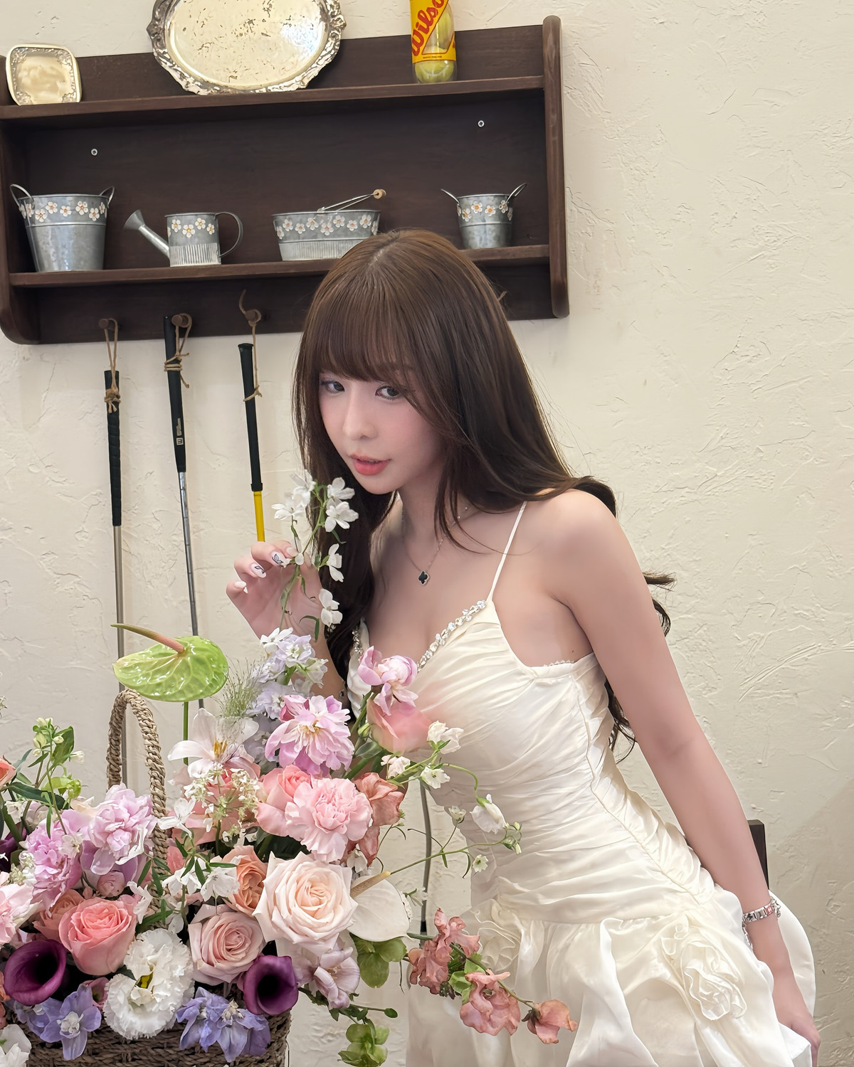 Chiếc váy hai dây chất liệu lụa nhẹ được thiết kế ôm vừa vặn, tôn lên vóc dáng mảnh mai của Tammy.