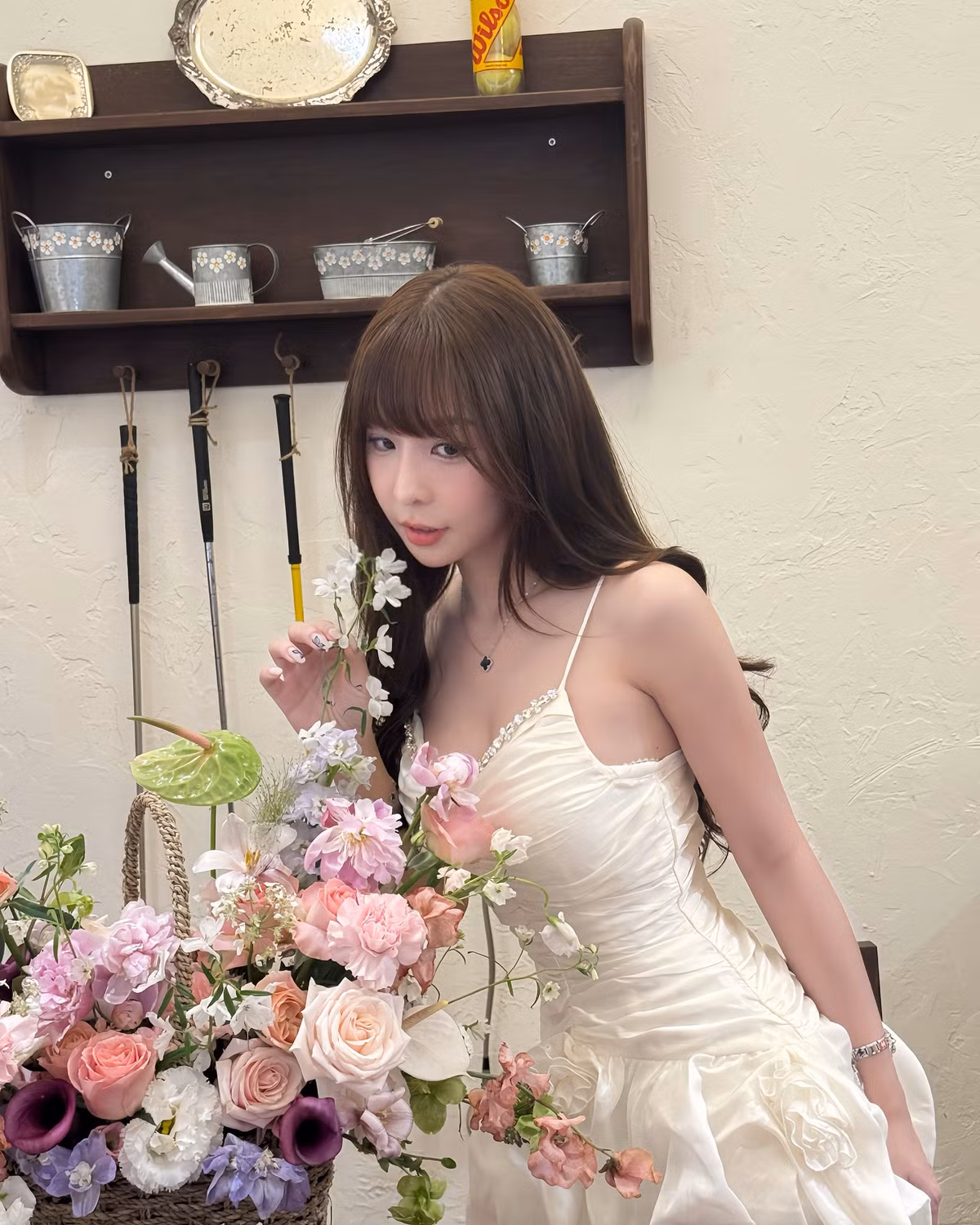 Chiếc váy hai dây chất liệu lụa nhẹ được thiết kế ôm vừa vặn, tôn lên vóc dáng mảnh mai của Tammy.