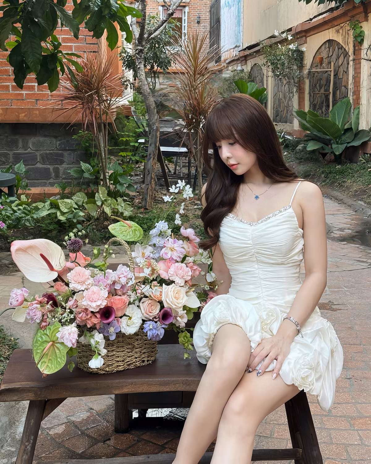 Tammy Phạm (Phạm Nguyễn Anh Thi, sinh năm 2001) từng được biết đến với danh xưng bạn gái cũ của nam rapper B Ray. Cô nàng sở hữu nhan sắc xinh đẹp, ngọt ngào ngắm là yêu.