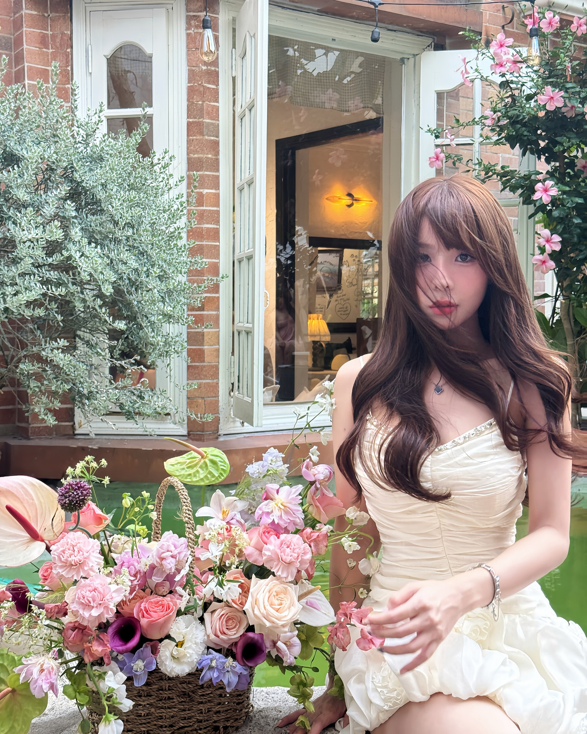 Mới đây trên trang cá nhân, nàng hot girl Tammy Phạm vừa đăng tải loạt ảnh với giao diện nữ tính ngắm là yêu kèm dòng trạng thái đầy nũng nịu: "Em bé hoa lá xin chào mùa hè".