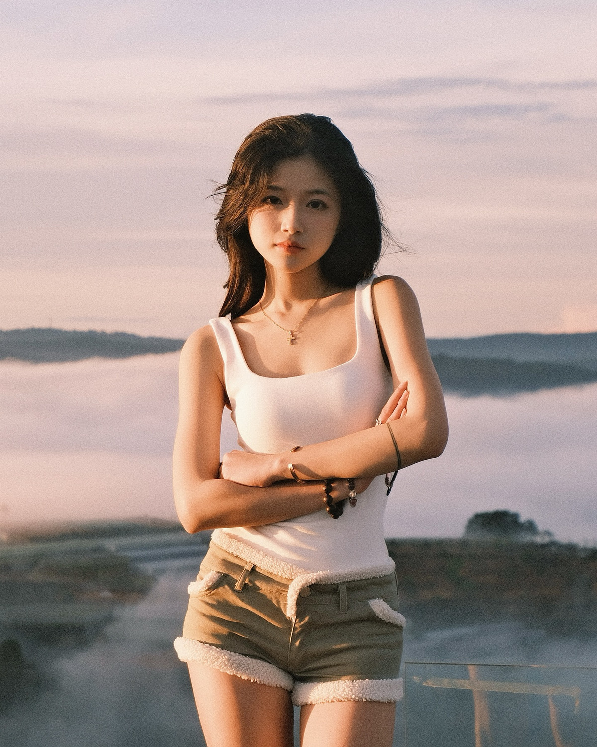 Khánh Ly nổi lên từ những ngày còn học cấp 3, sở hữu gương mặt nhỏ nhắn với đường nét hài hòa, đôi mắt to tròn và làn da trắng mịn, cô nàng gây thiện cảm ngay từ cái nhìn đầu tiên.