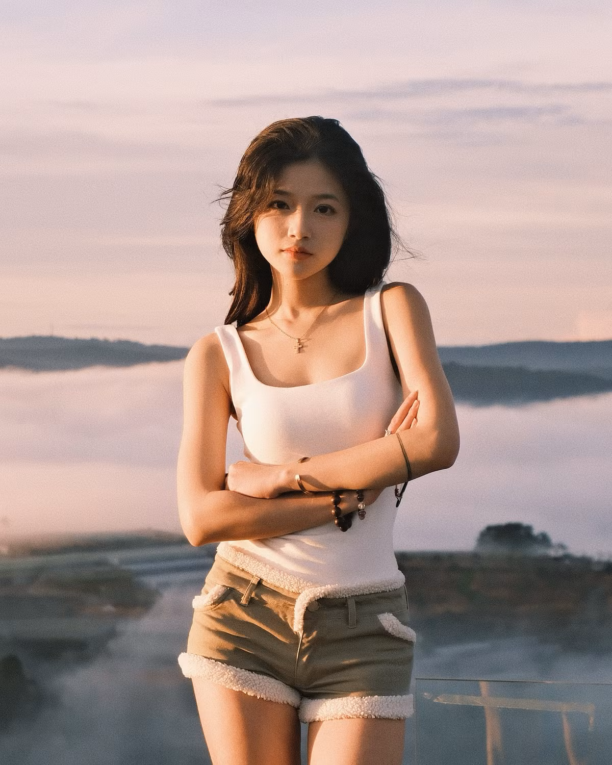 Khánh Ly nổi lên từ những ngày còn học cấp 3, sở hữu gương mặt nhỏ nhắn với đường nét hài hòa, đôi mắt to tròn và làn da trắng mịn, cô nàng gây thiện cảm ngay từ cái nhìn đầu tiên.