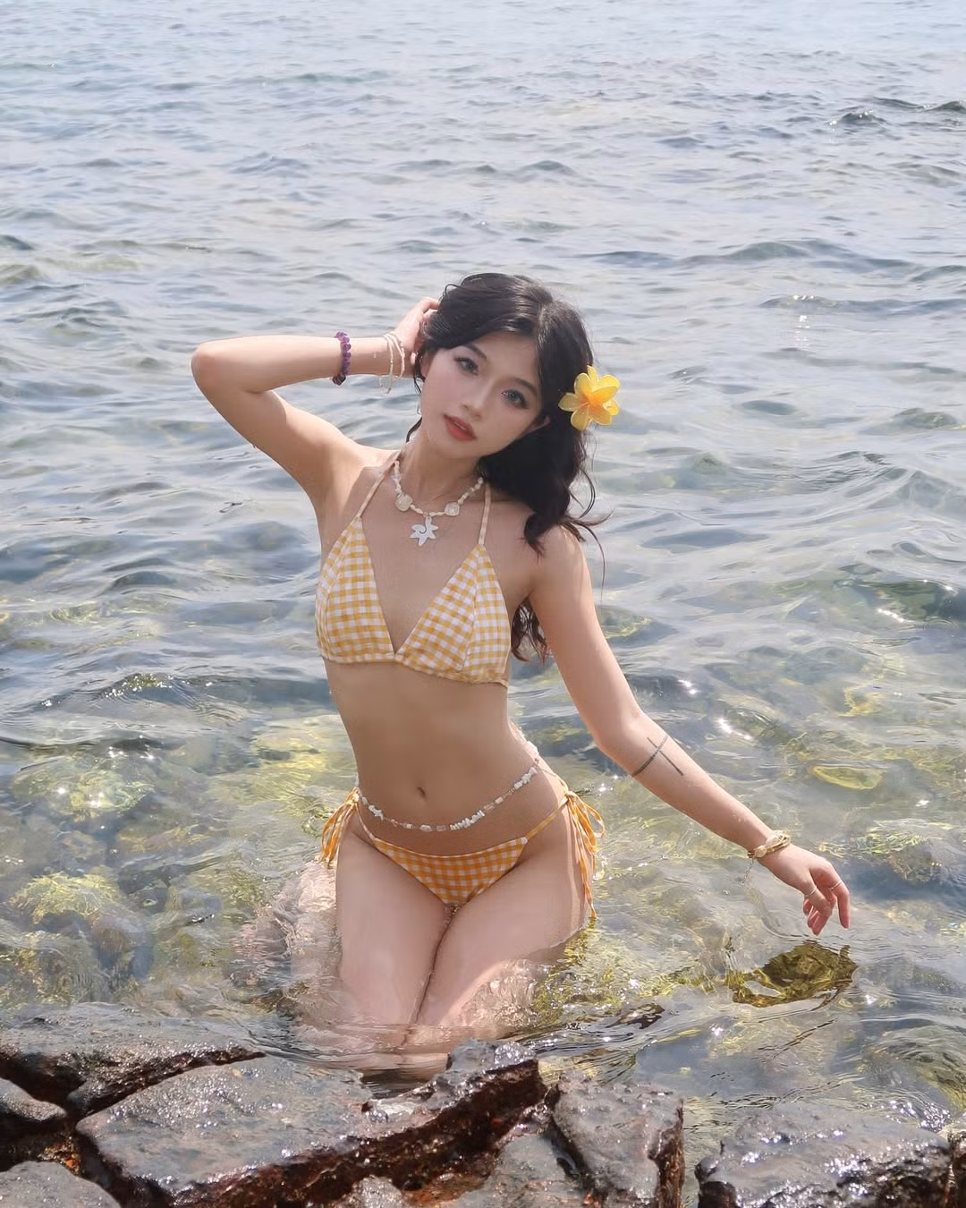 Chiếc bikini mang phong cách vintage nhẹ nhàng kết hợp với điểm nhấn là chiếc nơ buộc hai bên hông giúp tôn lên vòng eo thon gọn và đôi chân dài nuột nà.