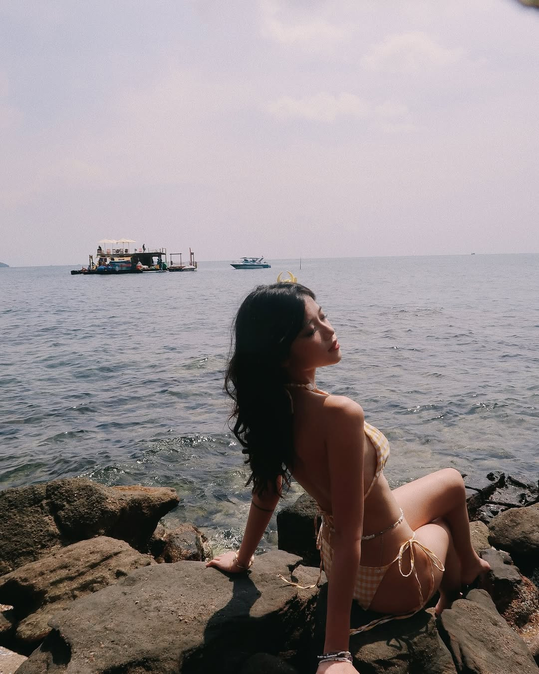 Điều đặc biệt khiến bức ảnh trở nên nổi bật chính là phong cách tạo dáng tự nhiên nhưng đầy cuốn hút của Khánh Ly.