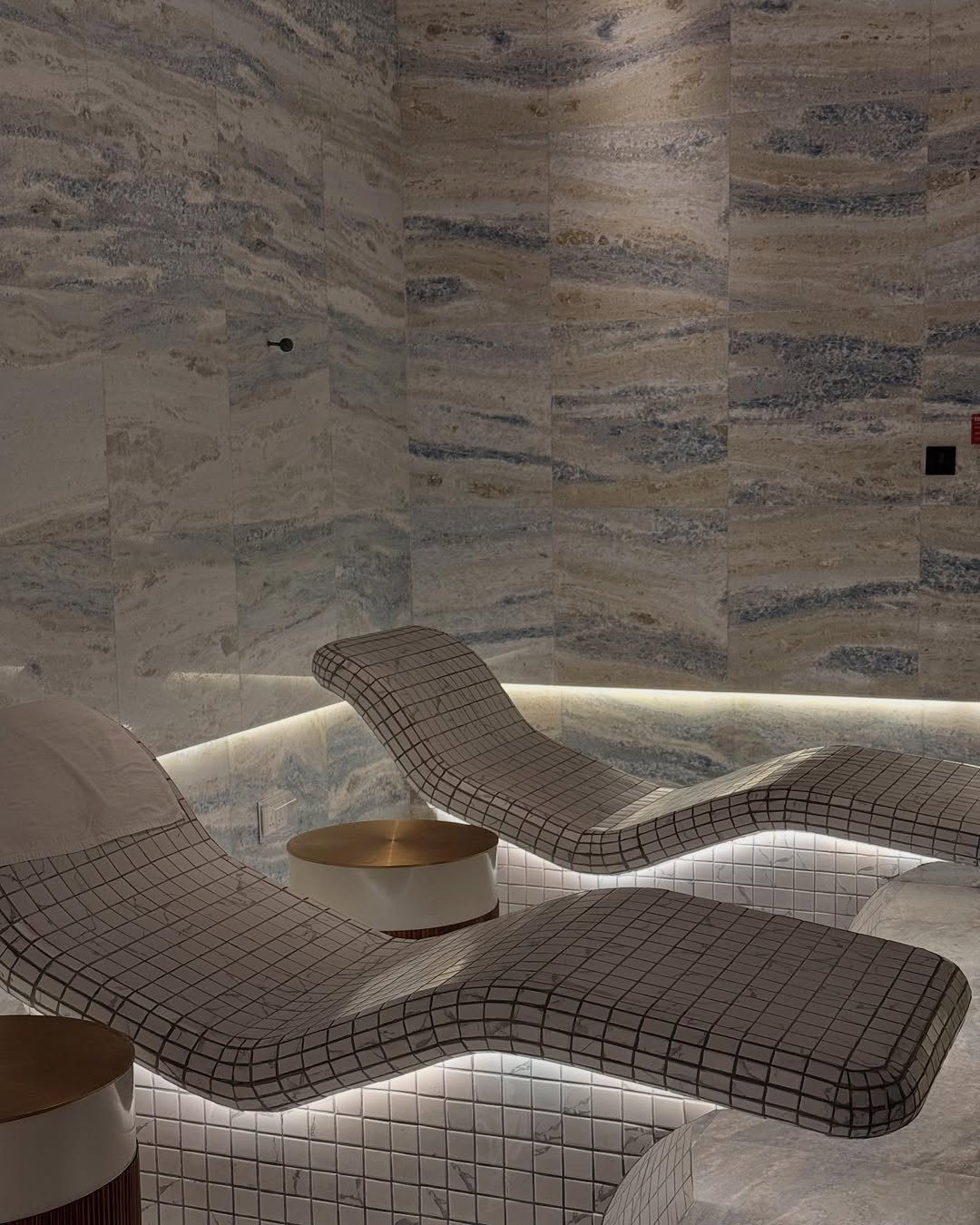 Trên trang cá nhân, cựu hot girl Hà Thành cũng thường xuyên chia sẻ những hình ảnh diện bikini quyến rũ, khiến dân tình không khỏi trầm trồ vì vóc dáng săn chắc, nuột nà cùng thần thái đầy cuốn hút.