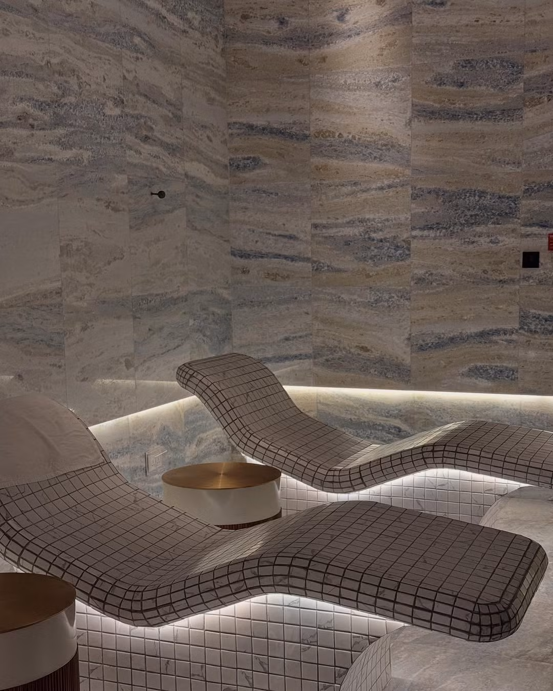 Trên trang cá nhân, cựu hot girl Hà Thành cũng thường xuyên chia sẻ những hình ảnh diện bikini quyến rũ, khiến dân tình không khỏi trầm trồ vì vóc dáng săn chắc, nuột nà cùng thần thái đầy cuốn hút.