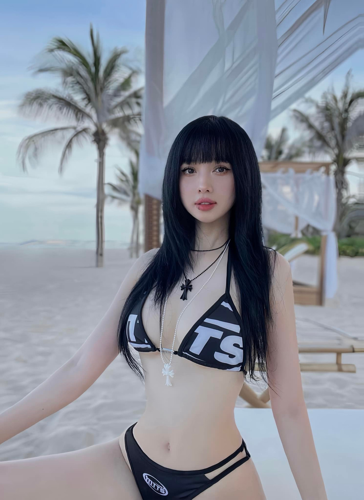 Trong một lần khác, cô nàng lựa chọn bikini hai mảnh với phần áo dạng thể thao (sport bra).