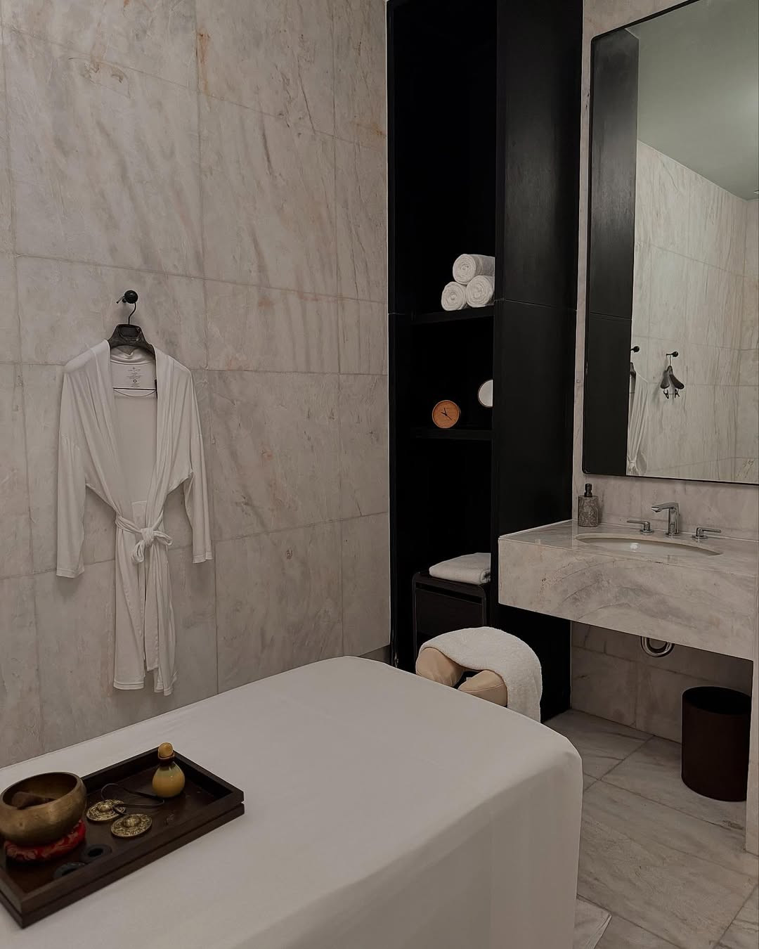 Trong những hình ảnh được đăng tải, cô nàng khéo tiết lộ đang trong một chuyến nghỉ dưỡng tại địa điểm sang chảnh.