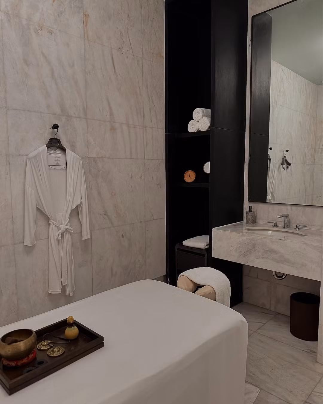 Trong những hình ảnh được đăng tải, cô nàng khéo tiết lộ đang trong một chuyến nghỉ dưỡng tại địa điểm sang chảnh.