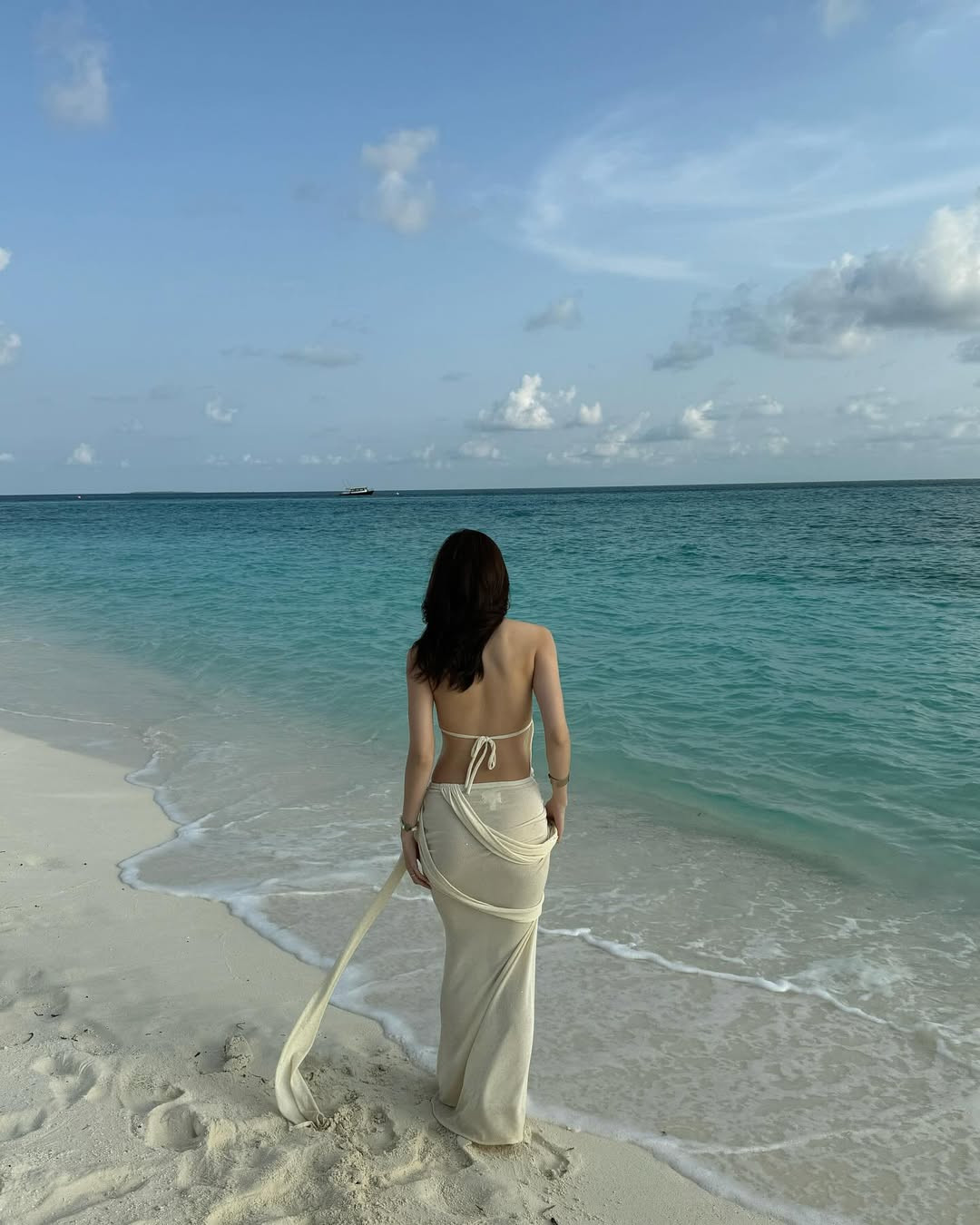 Bài đăng nhanh chóng nhận về hàng nghìn lượt thả tim, với hàng loạt bình luận khen ngợi gu thời trang đi biển "đỉnh của chóp" và phong cách ngày càng quyến rũ của nàng hot girl.