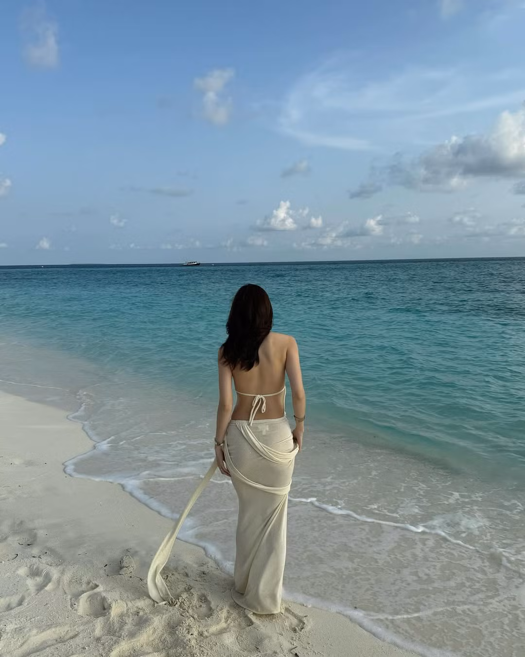 Bài đăng nhanh chóng nhận về hàng nghìn lượt thả tim, với hàng loạt bình luận khen ngợi gu thời trang đi biển "đỉnh của chóp" và phong cách ngày càng quyến rũ của nàng hot girl.