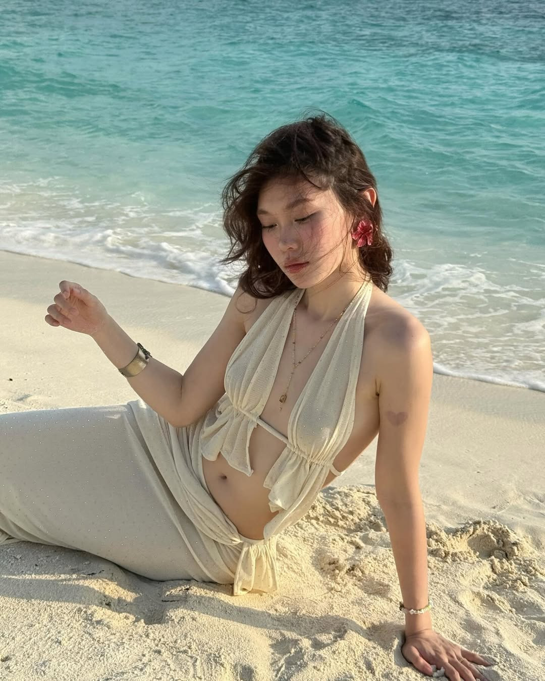 Không quá lòe loẹt, set đồ này ghi điểm nhờ sự tinh tế, tôn dáng và cực kỳ ăn ảnh.